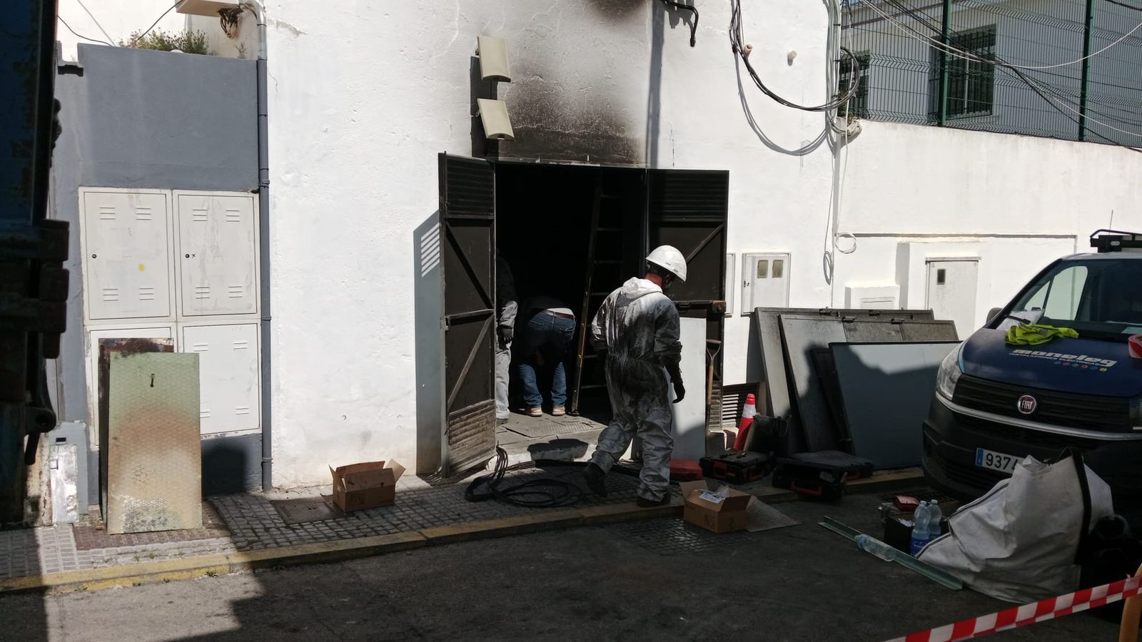 Reparaciones en el centro de transformación dañado por el incendio, en San Fernando