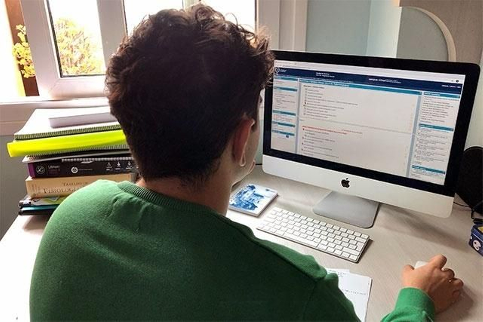 Un estudiante accede al campus virtual de la UMA.