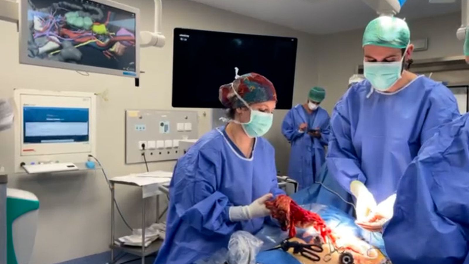 La Dra. Rosa Jiménez en plena intervención quirúrgica, demostrando su experiencia en cirugía colorrectal y su compromiso con la excelencia asistencial.