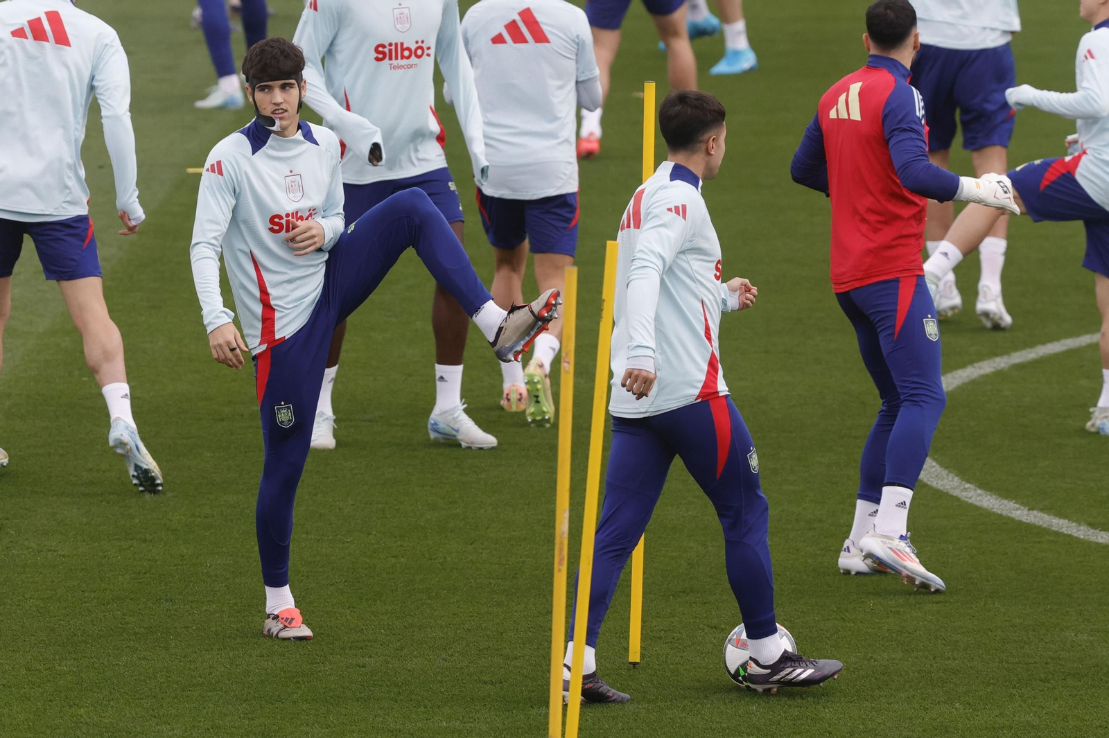 Cubarsí, con su protección en la cara durante el último entrenamiento de la selección. Cubarsí, con su protección en la cara durante el último entrenamiento de la selección.