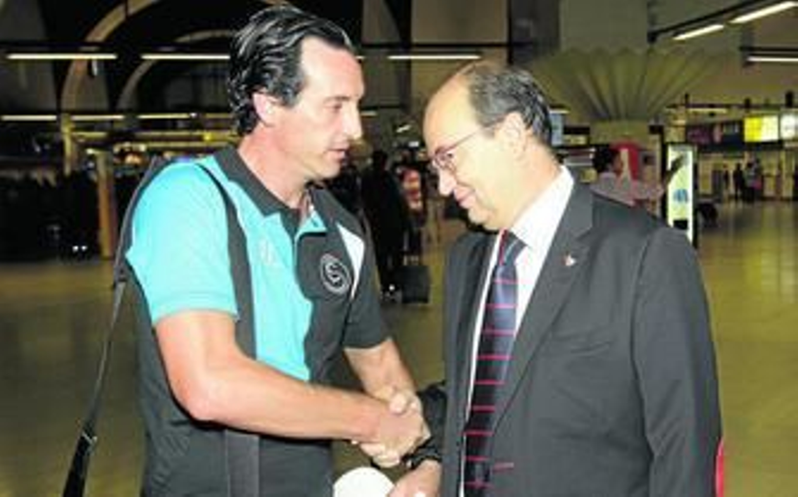 José Castro recibe a Unai Emery estrechándole la mano en el aeropuerto de San Pablo antes de volar hacia Croacia.