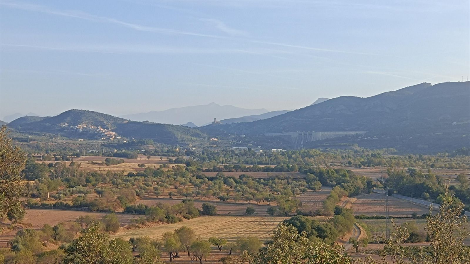 Si miramos atrás al poco de salir, veremos los Pirineos al fondo, Torreciudad y el Embalse de El Grado