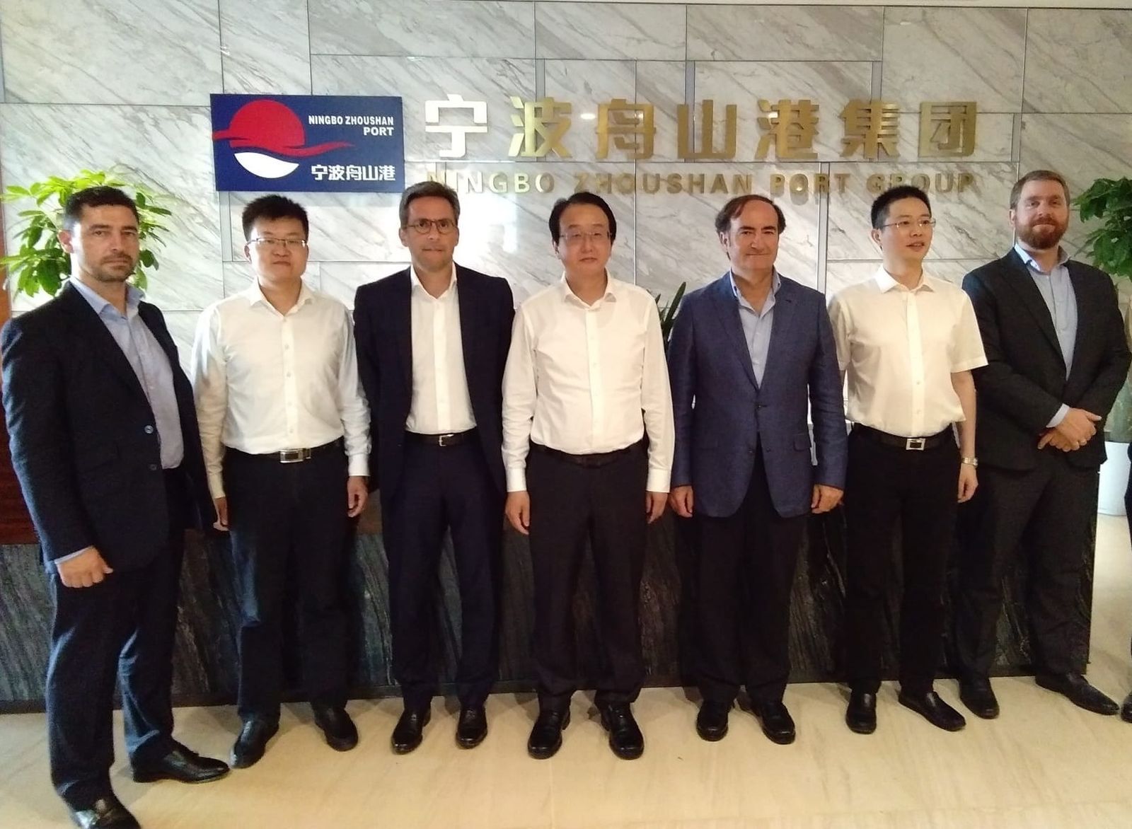 Gerardo Landaluce, presidente de la APBA, junto a los representantes del puerto de Ningbo.