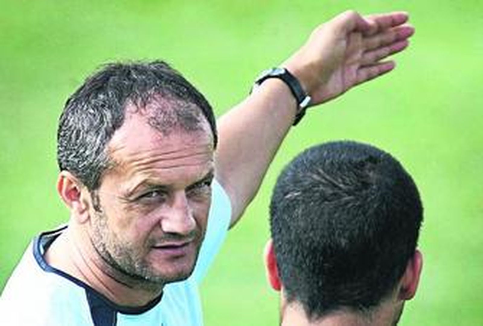 Risto Vidakovic habla con uno de sus jugadores ayer en las instalaciones de El Rosal.