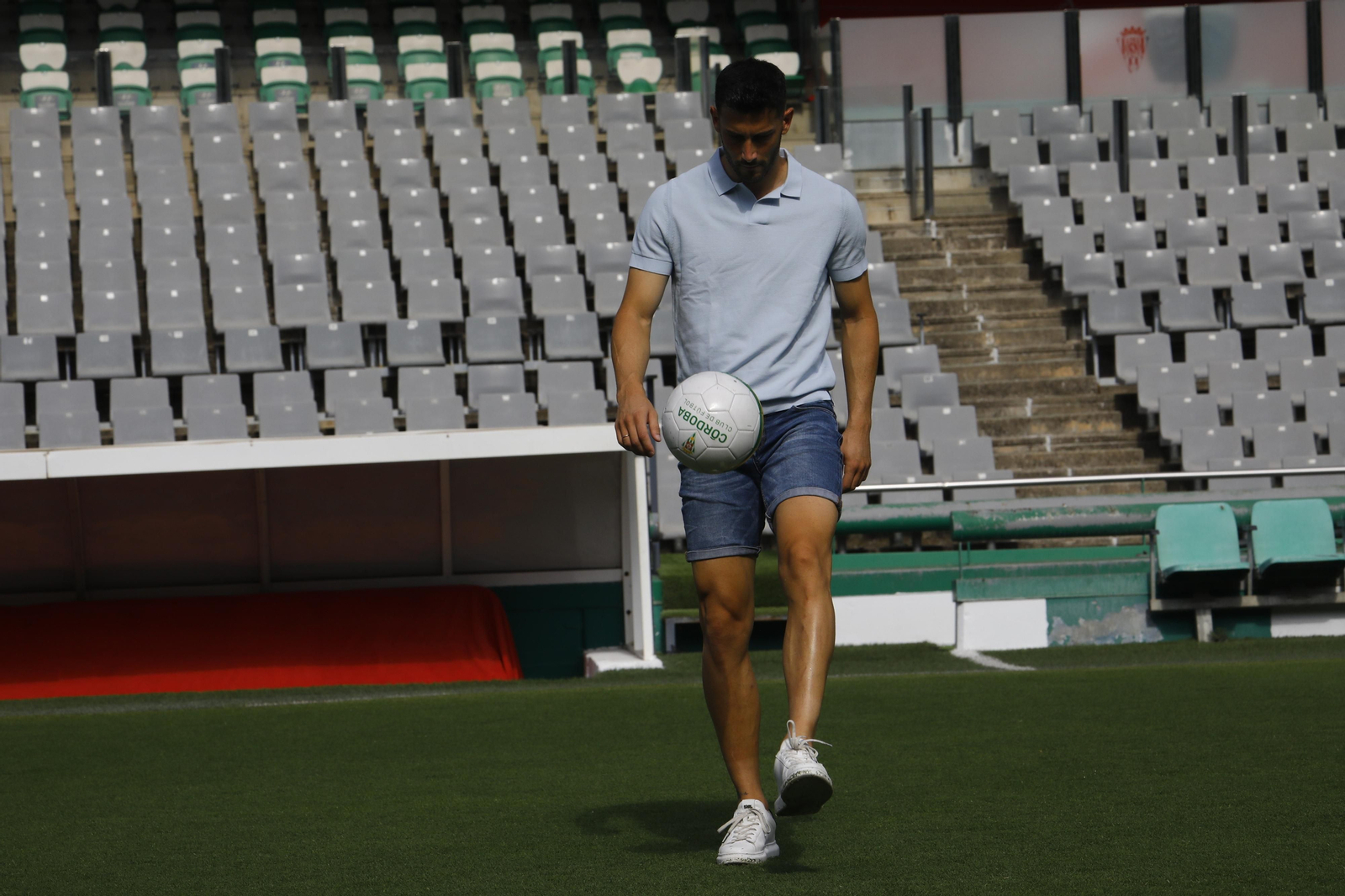 Las mejores fotos de la presentación de Carlos Albarrán con el Córdoba CF