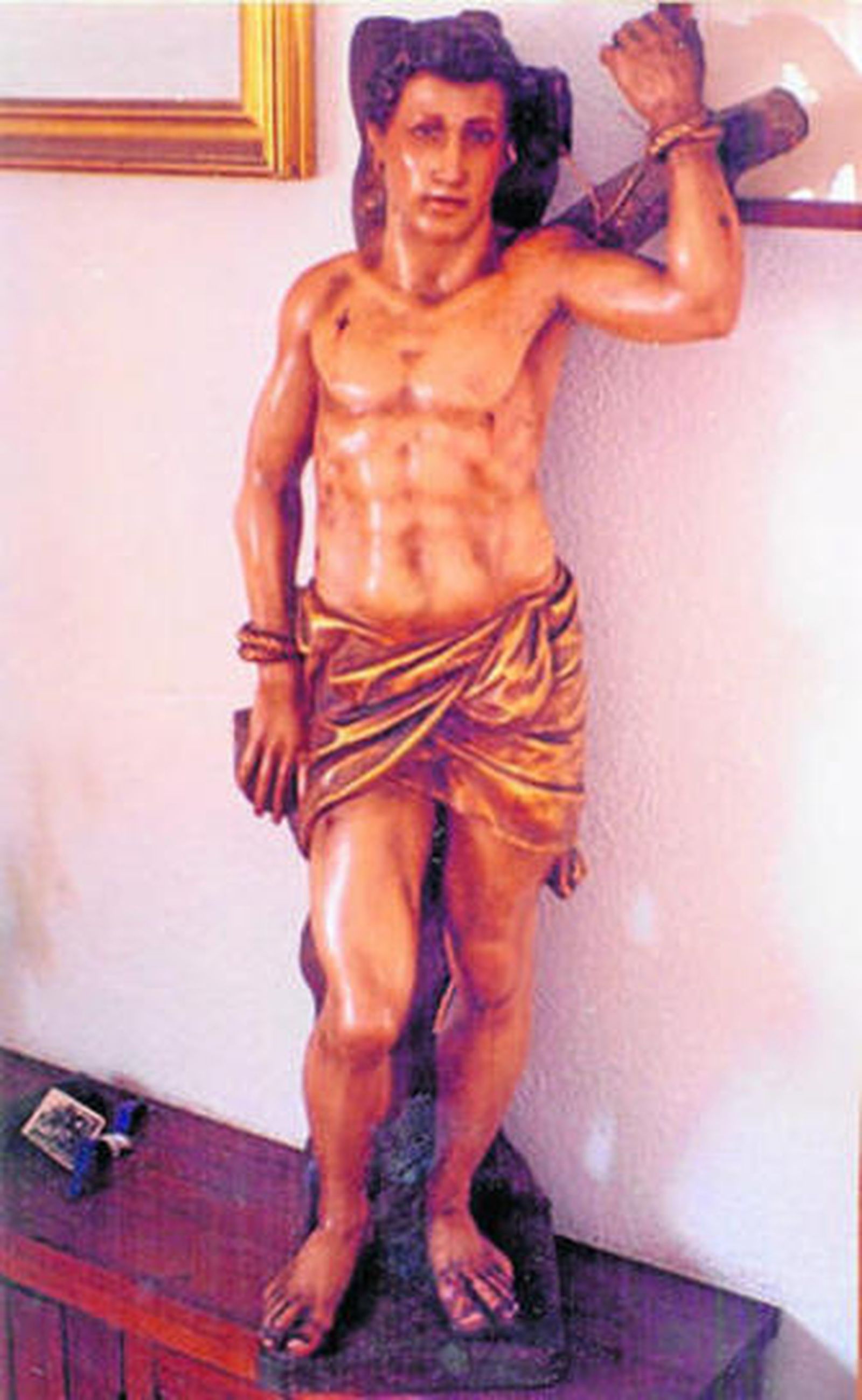 Imagen de San Sebastián como llegó al Museo de Huelva y en la actualidad tras ser restaurada.