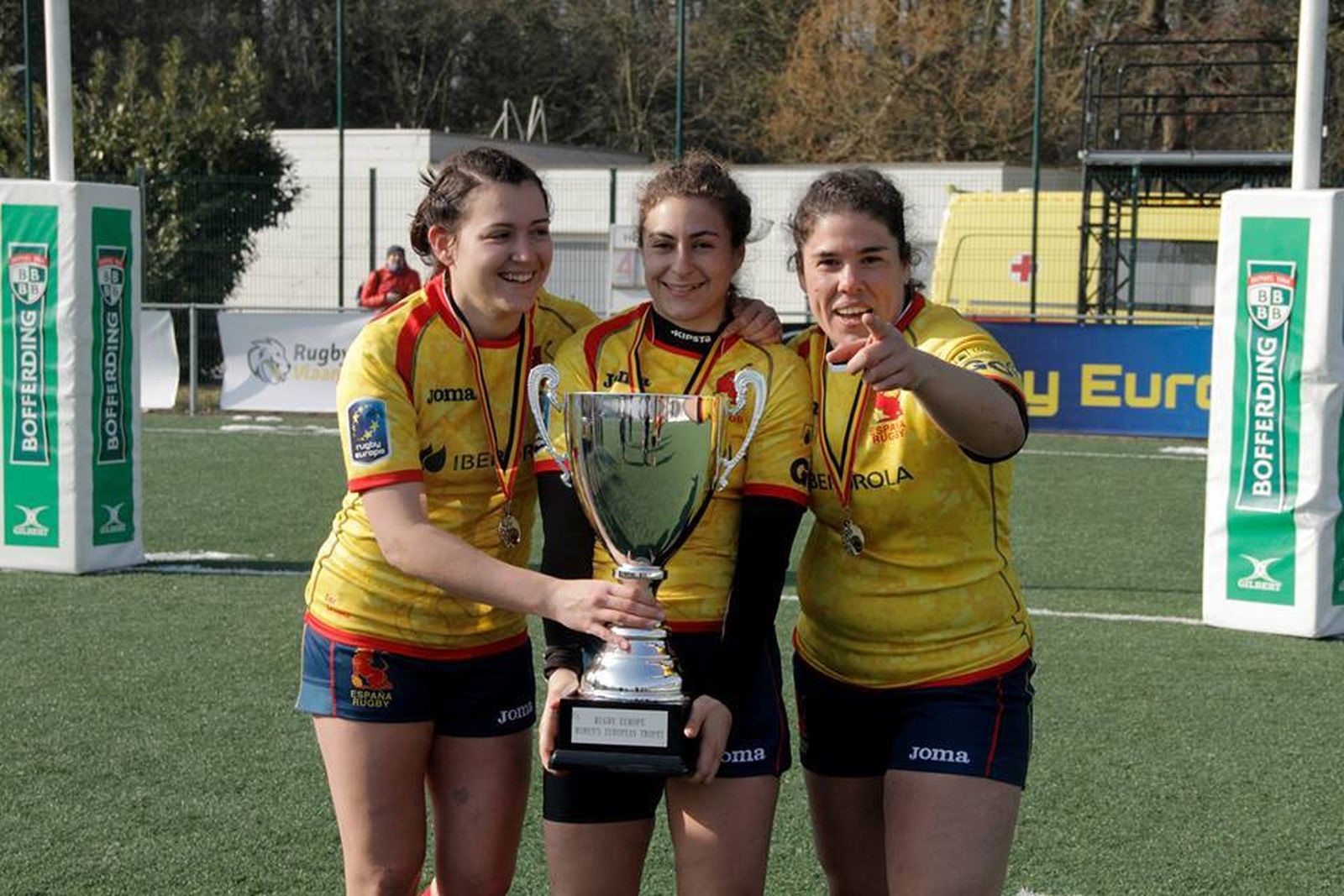 Laura Delgado (derecha), junto a las sevillanas Margarita Rodríguez y Arahal Carmona, tras ganar el Campeonato de Europa de 2018.