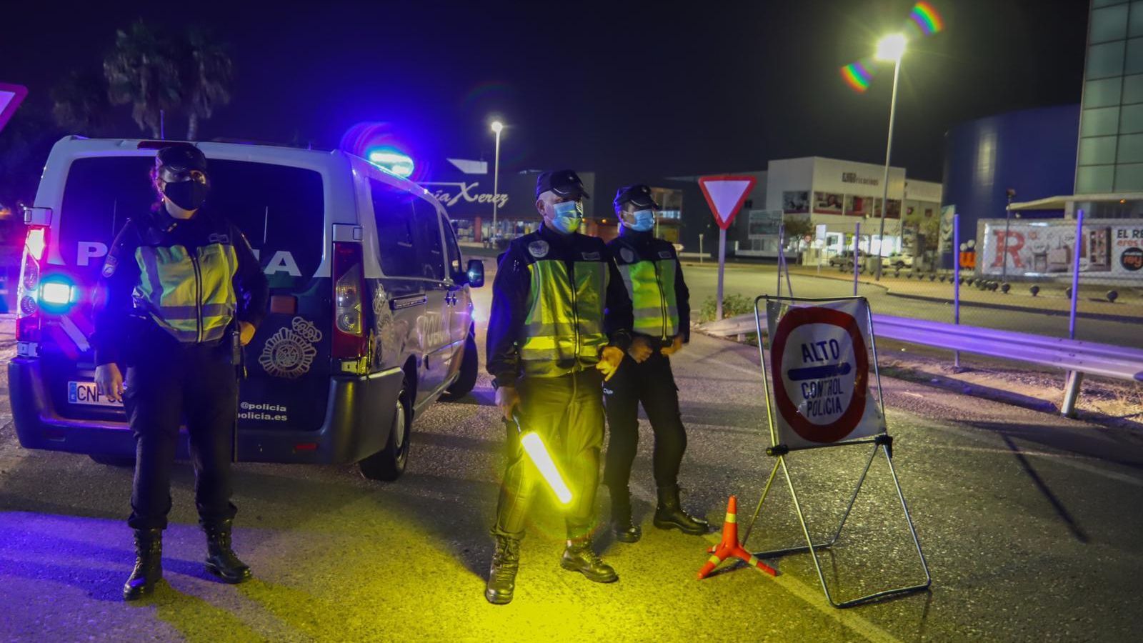 Despliegue policial, anoche en la salida hacia la carretera de Sanlúcar.