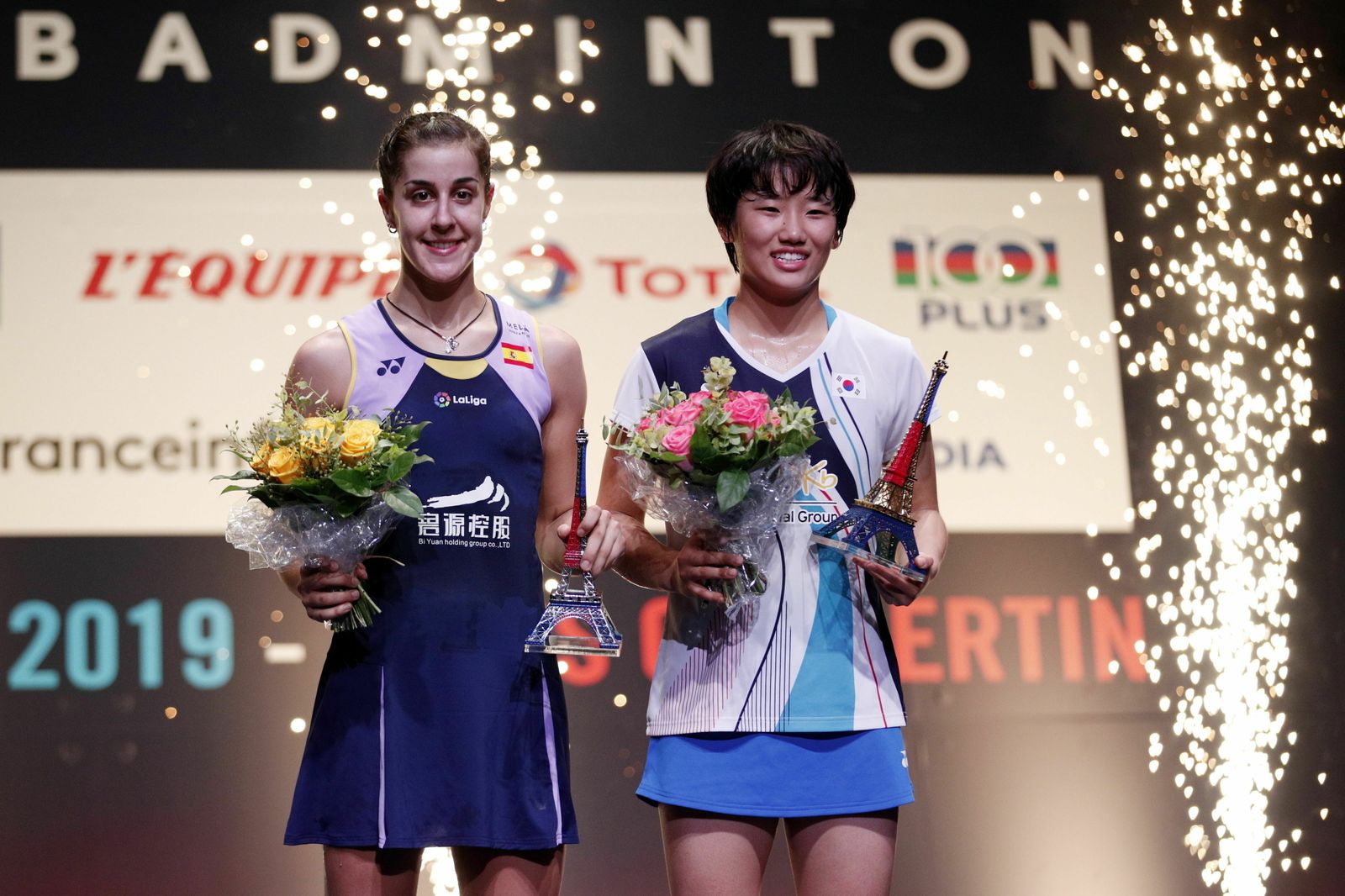 Carolina Marín posa con An Se Young en París tras caer derrotada ante la asiática en la final