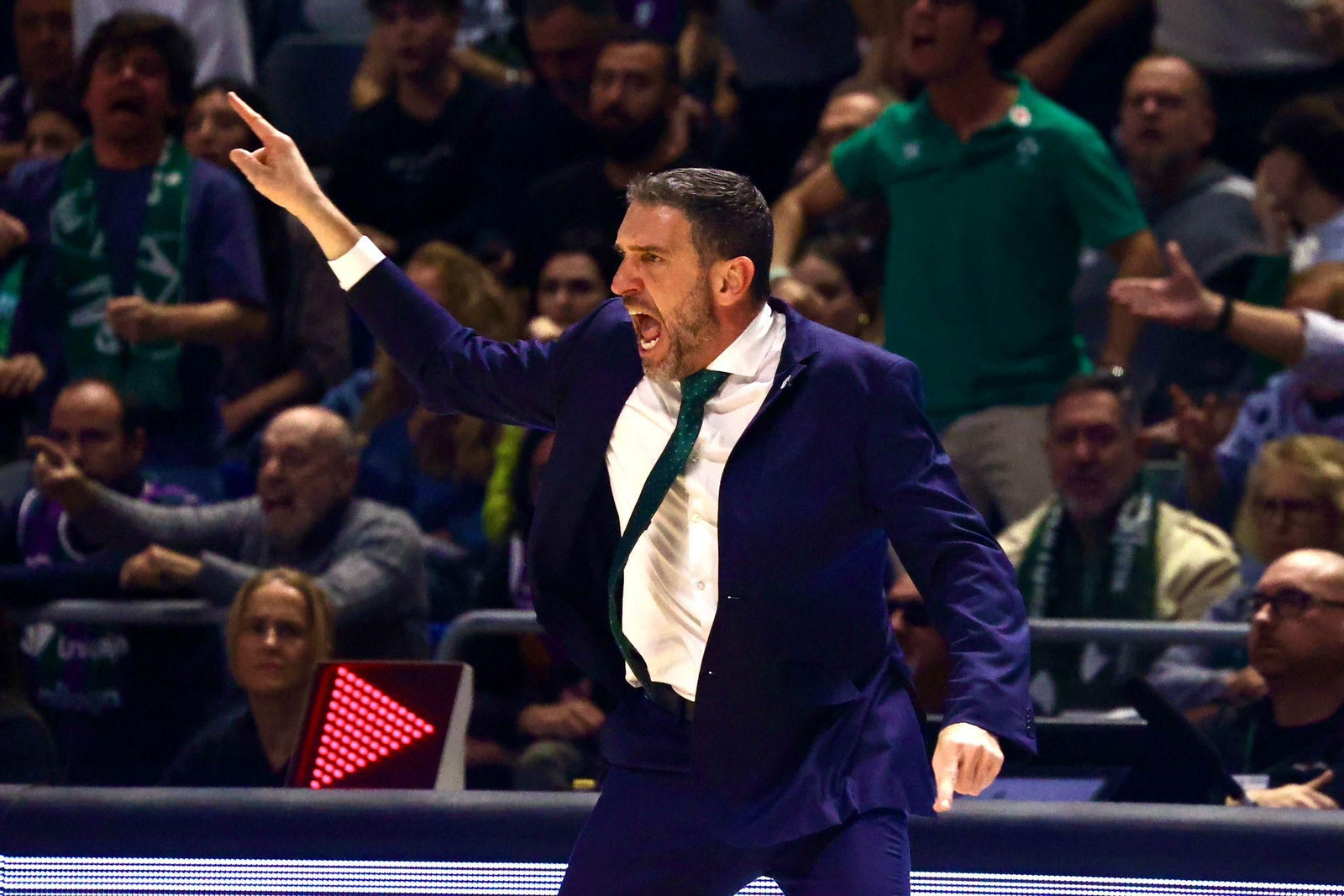 Ibon Navarro protesta.