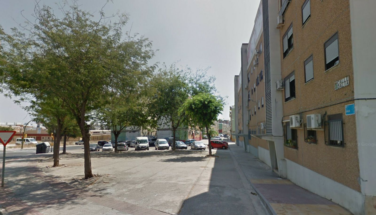 La calle Dalia de El Torrejón, donde se produjeron al menos dos detonaciones que impactaron en las fachadas.