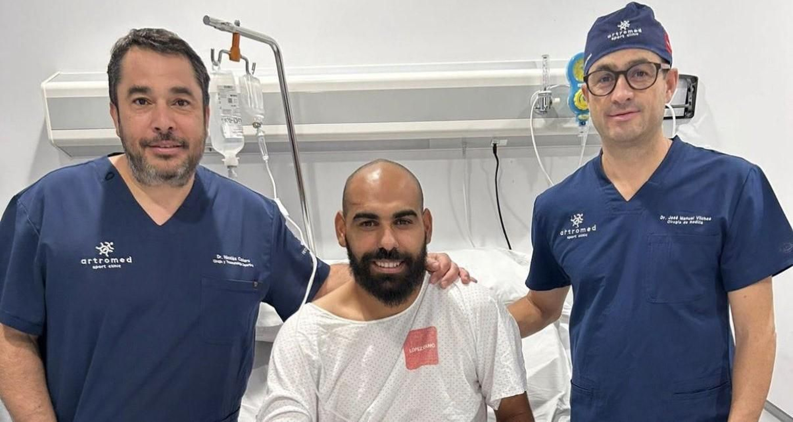 Fali con los doctores que han intervenido su rodilla.