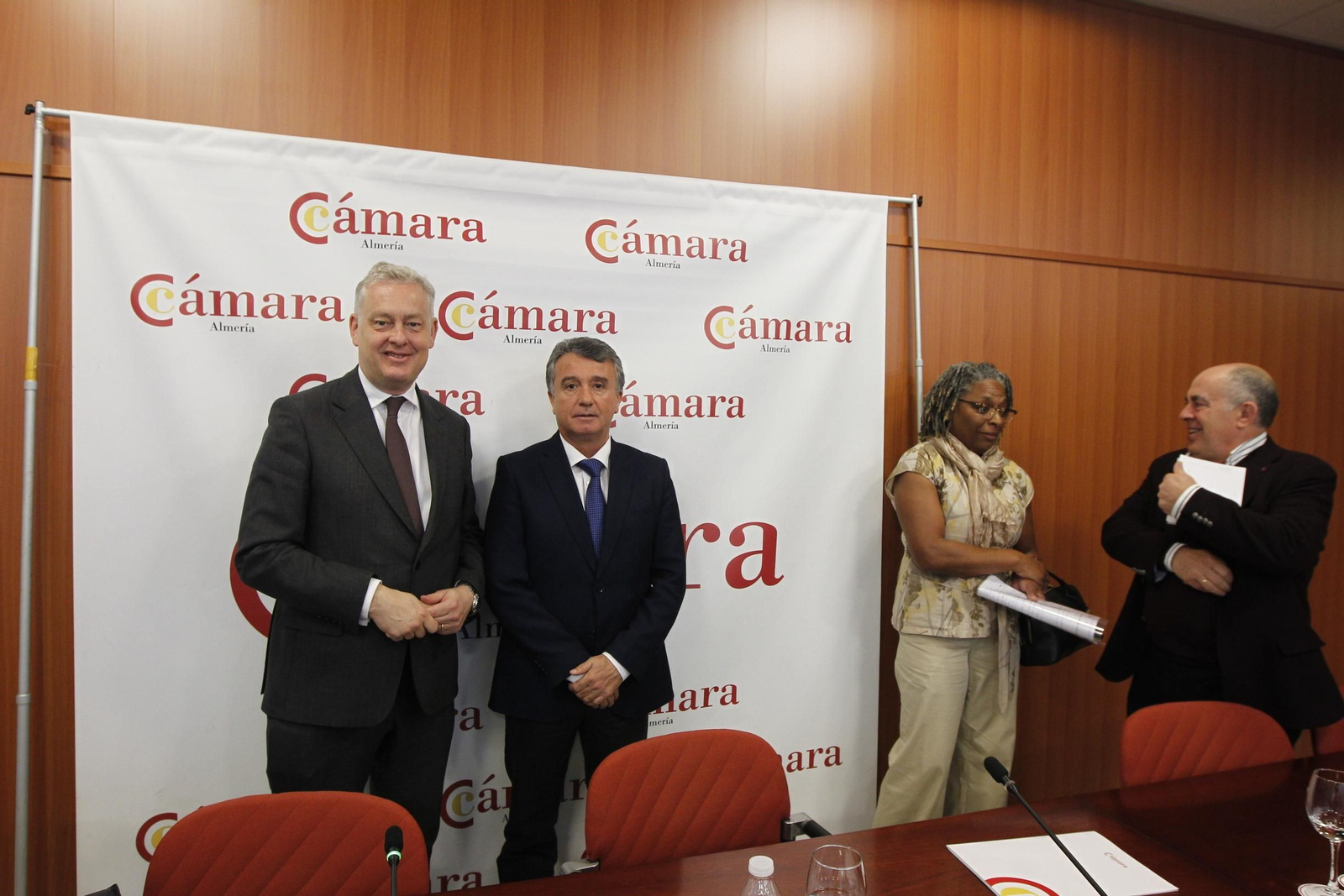 Simon Manley junto a Rafael Úbeda, en la sede de la Cámara de Comercio de Almería.