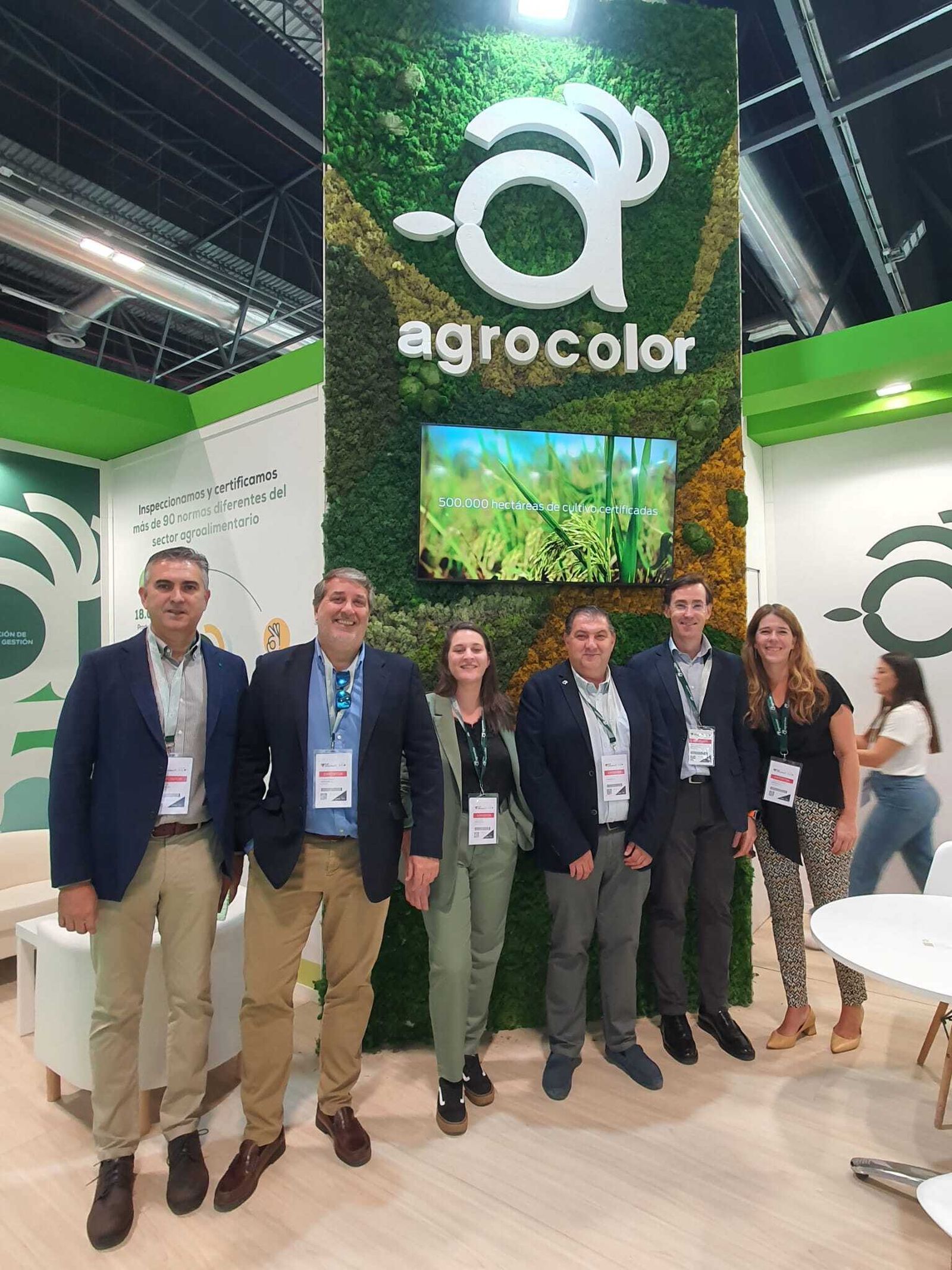 Gerardo Romero, segundo por la izquierda, con compañeros en el stand de Agrocolor.