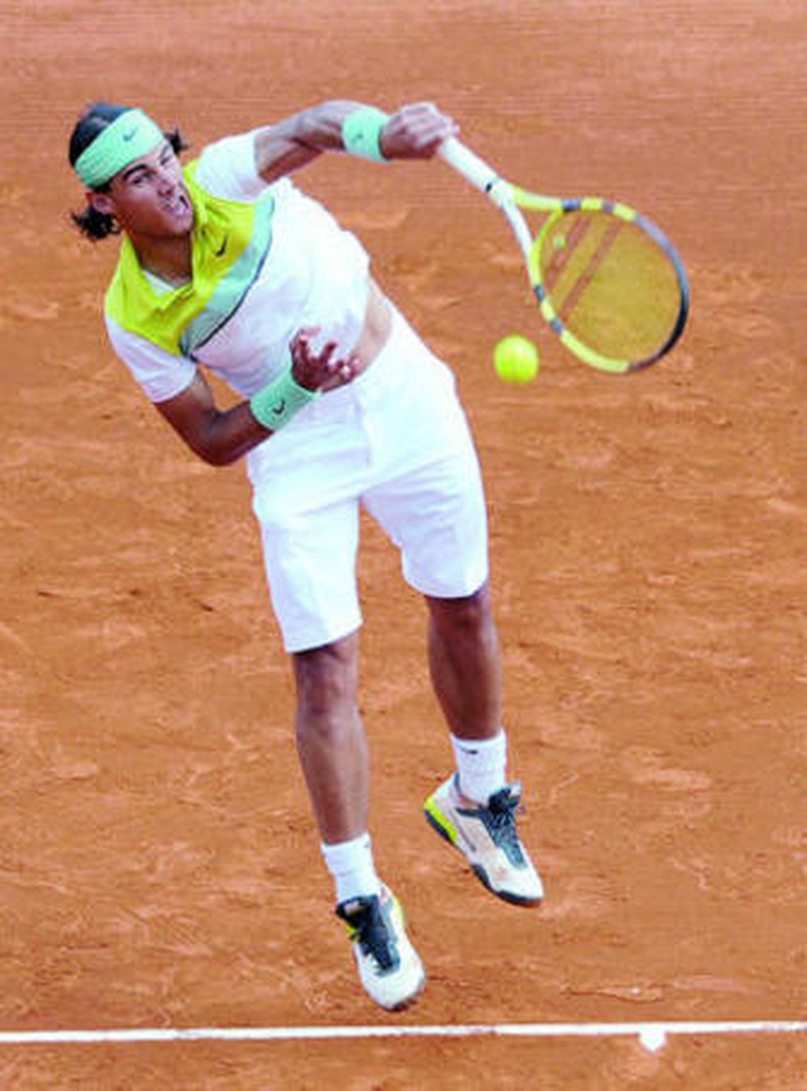 Rafa Nadal sirve ante el croata Ivan Ljubicic.