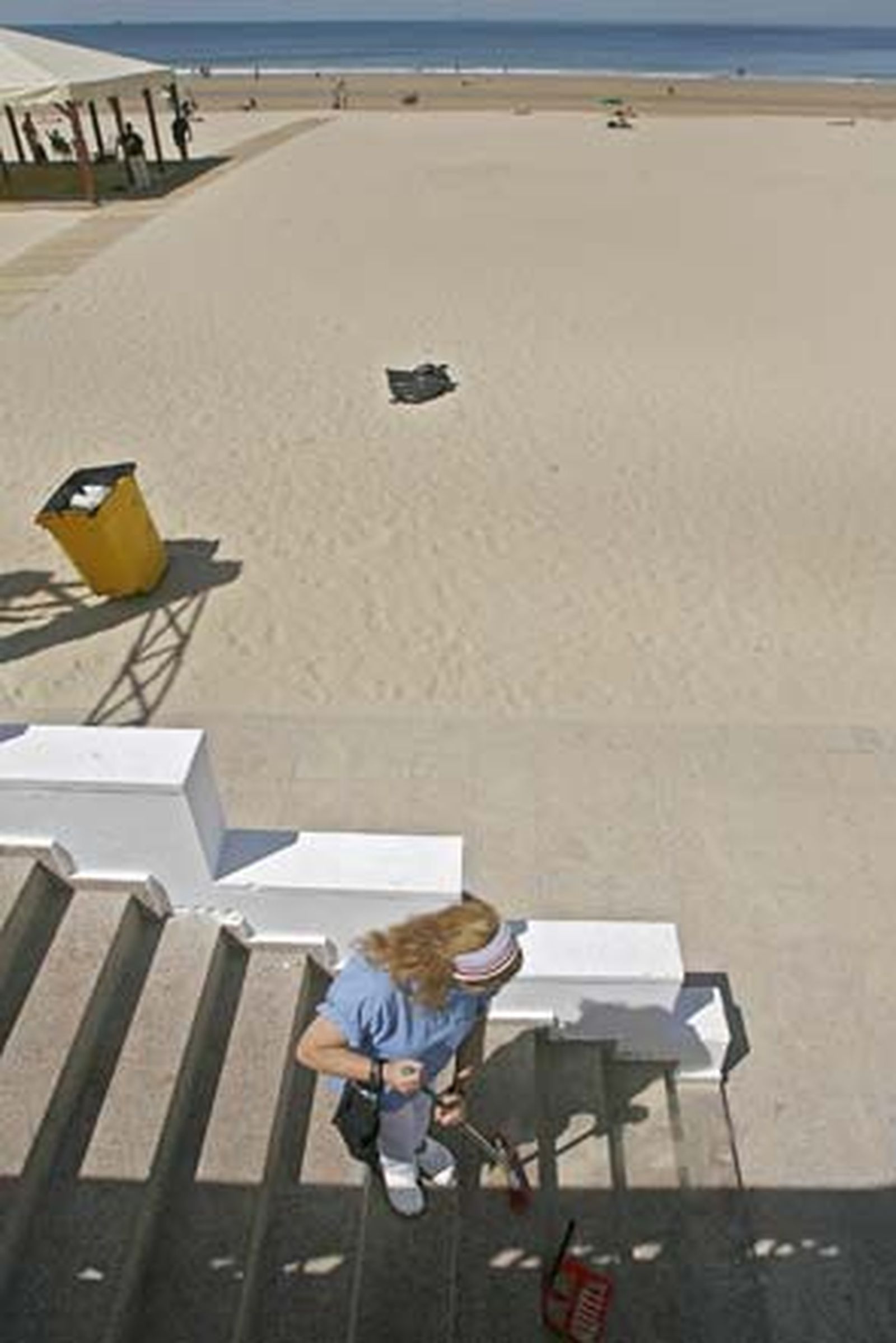 Decenas de operarios se afanan estos días por dejar la zona estrella del verano gaditano en perfecto estado./Joaquín Pino

Foto: Joaquin Pino