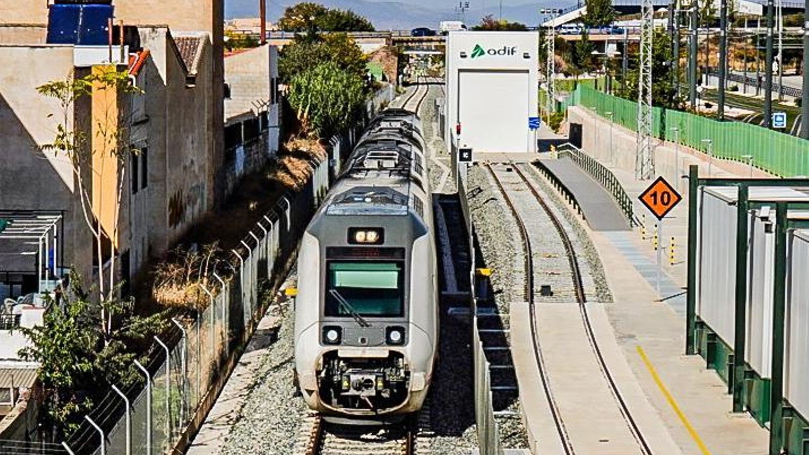Un tren circulando junto al intercambiador de ancho