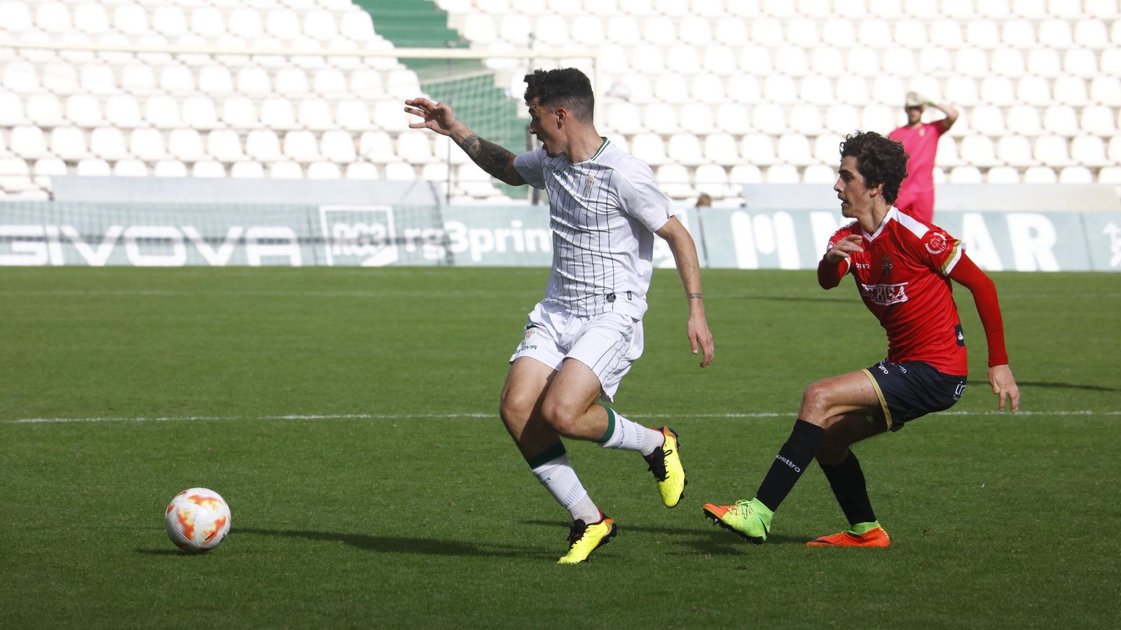 Mateo intenta frenar el avance de un jugador cordobesista.