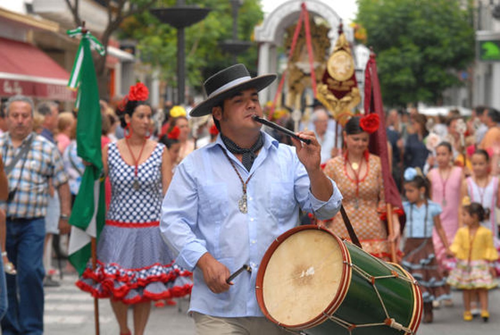 Los rocieros chiclaneros fueron los primeros en salir. /Paco Periñán