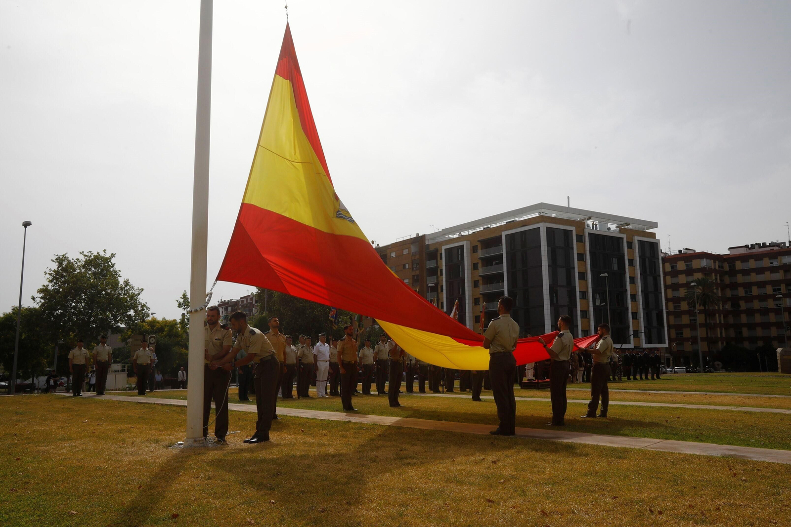 Las fotos del izado de la bandera de España por parte de la BRI X en Córdoba