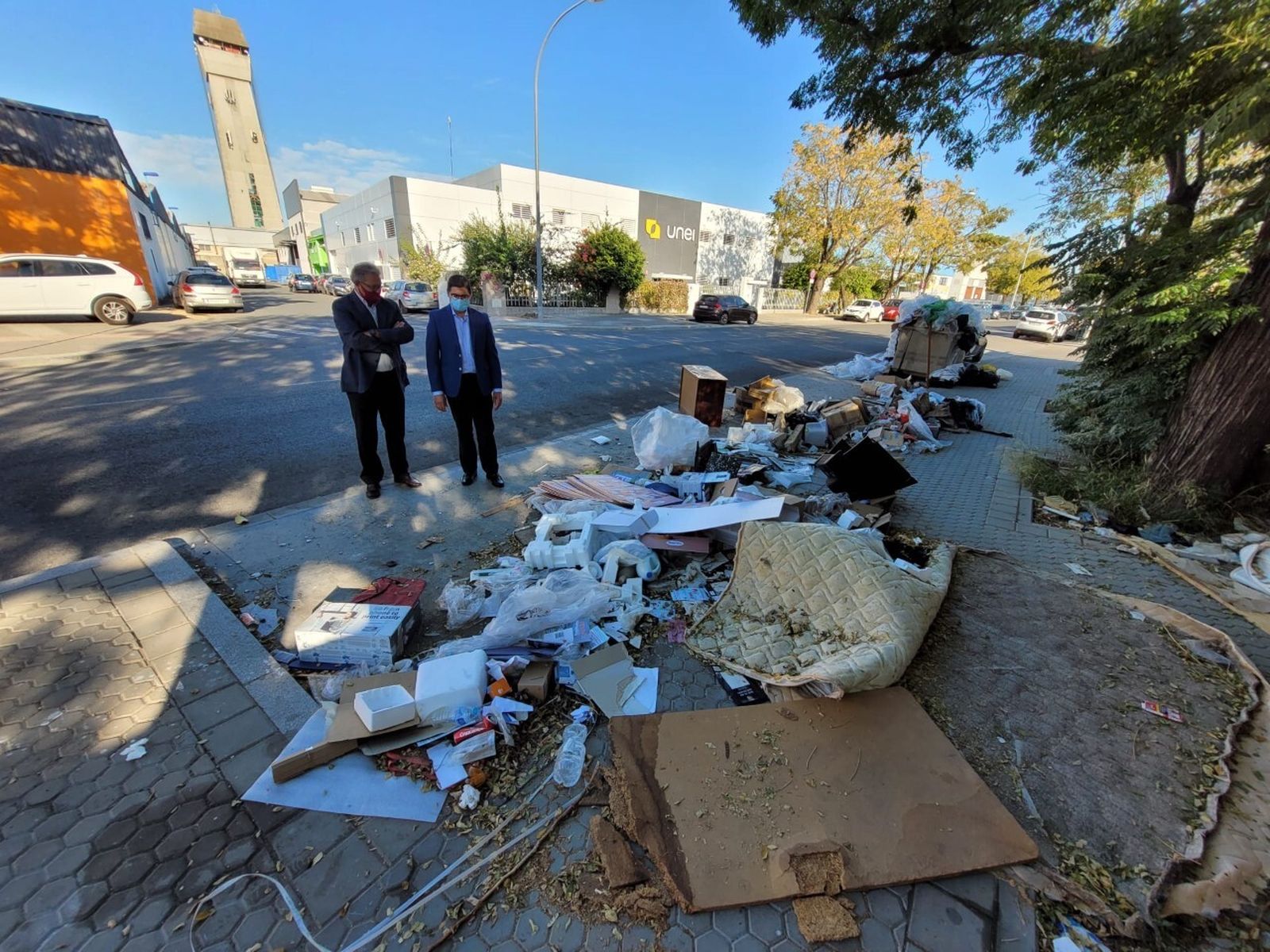 Residuos abandonados junto a un  polígono industrial.