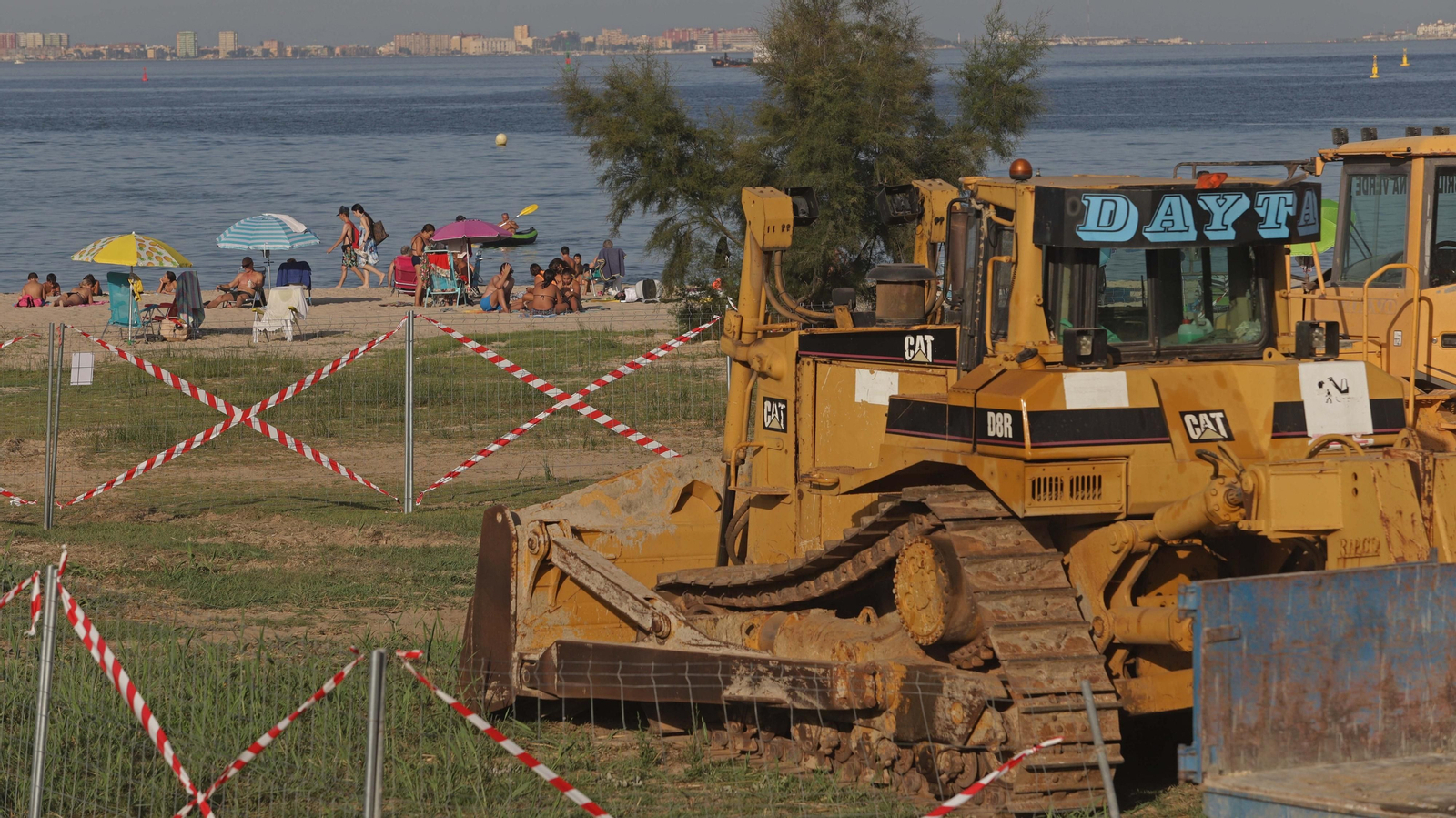 Fotos de los preparativos para el trasvase de arena en la playa de El Rinconcillo en Algeciras
