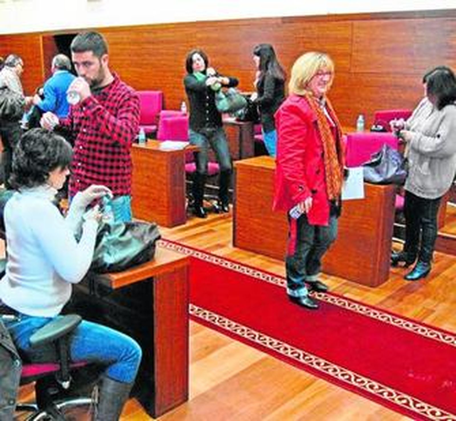 Ana Rodríguez (IU) recoge sus cosas tras un Pleno en presencia de las dos ediles del PVRE.