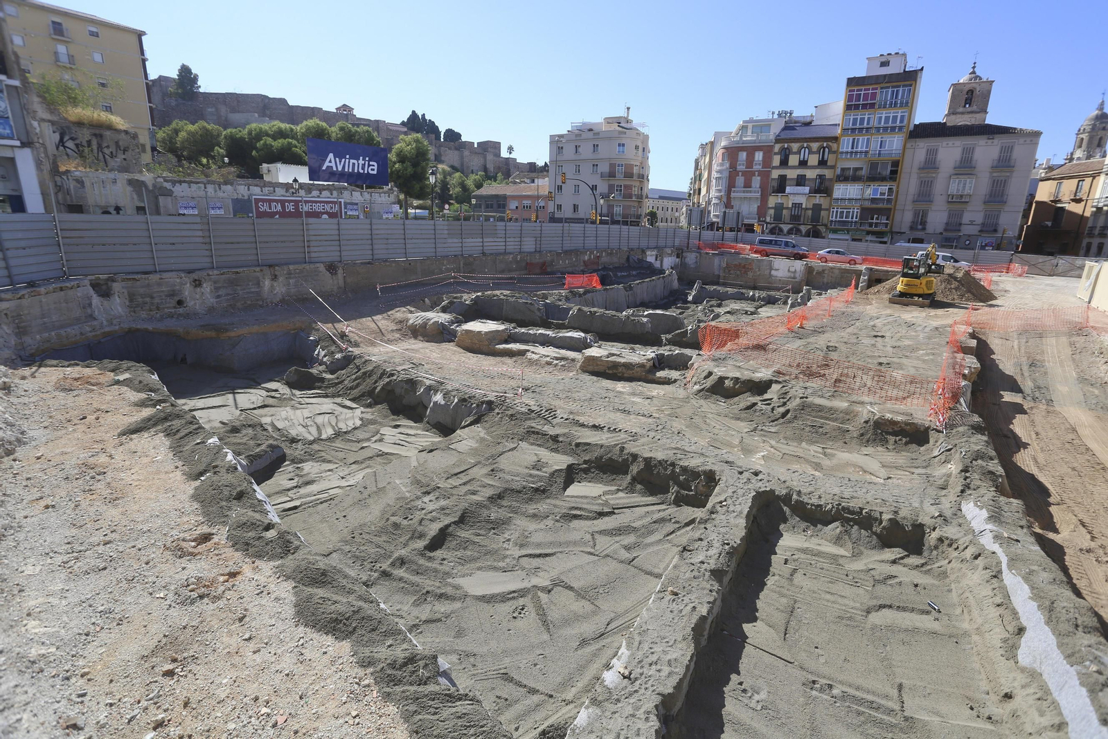 Vista del solar del Astoria y, al fondo, la Alcazaba.