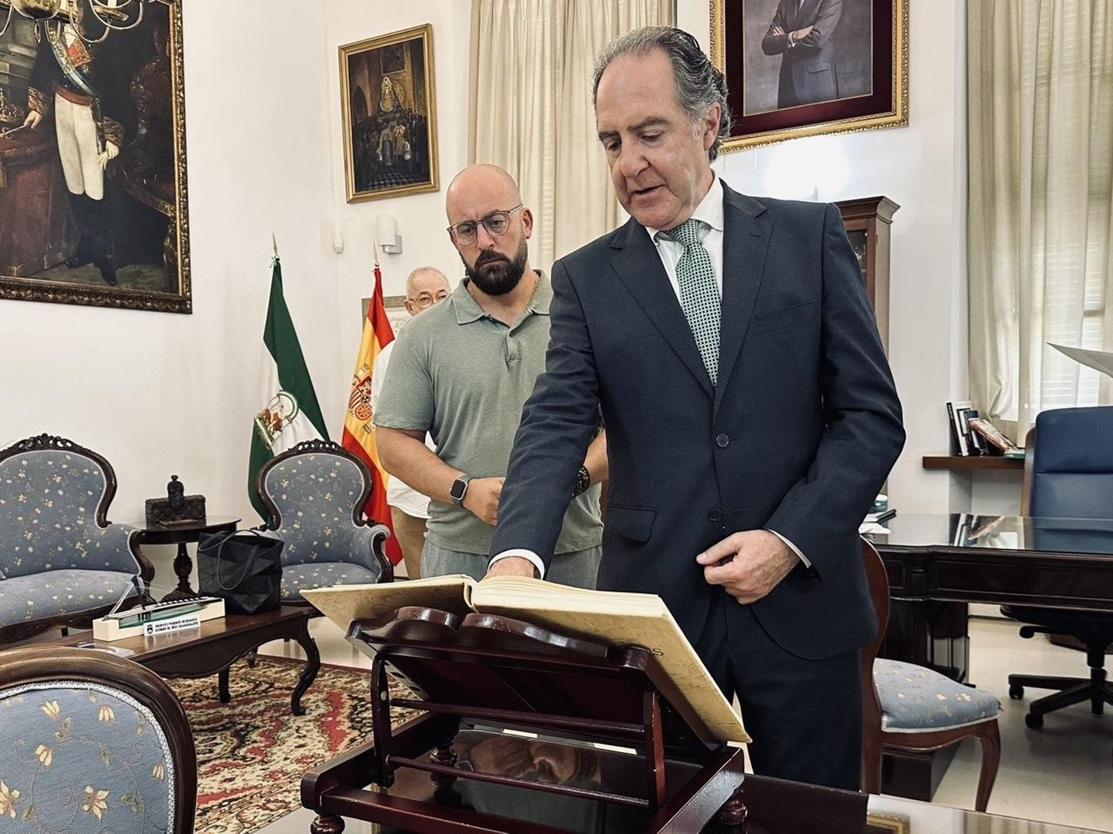 Francisco de Asís Ramírez Delgado y el alcalde Germán Beardo durante la toma de posesión. Francisco de Asís Ramírez Delgado y el alcalde Germán Beardo durante la toma de posesión.