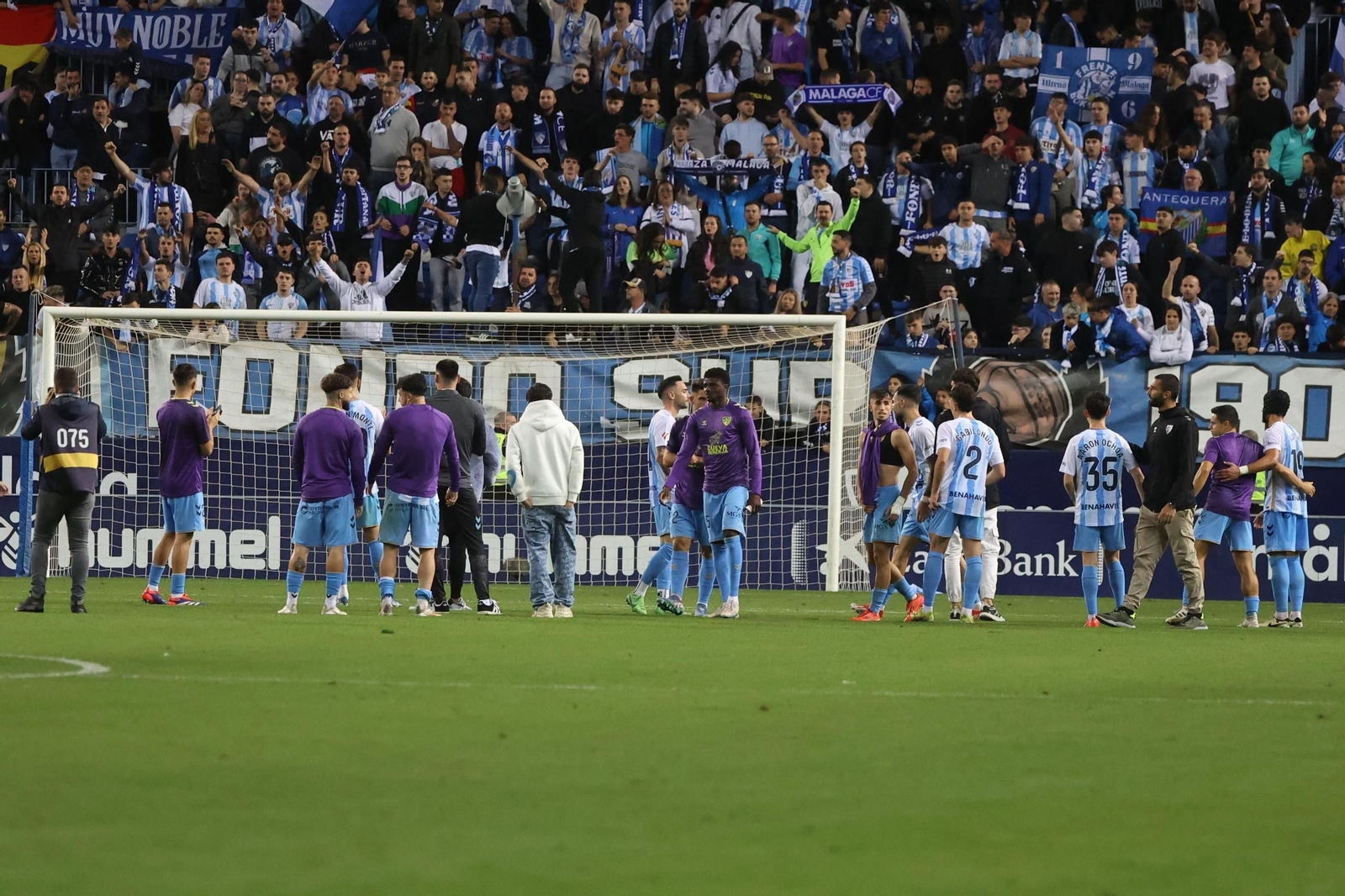 Jugadores y afición tras el Málaga CF-Racing de Santander Jugadores y afición tras el Málaga CF-Racing de Santander