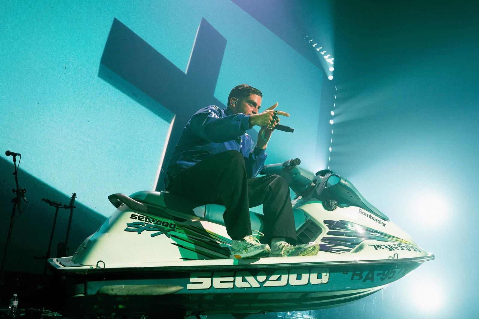 Delaossa subido en una moto de agua mientras interpreta 'Rounders'.