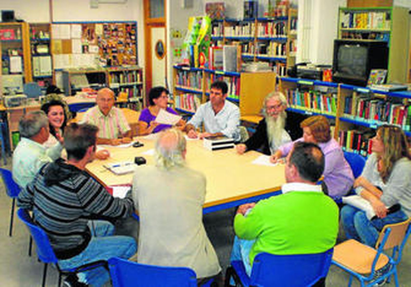 Participantes que tomaron parte en la reunión referente a las jornada patrimoniales de Hinojales.