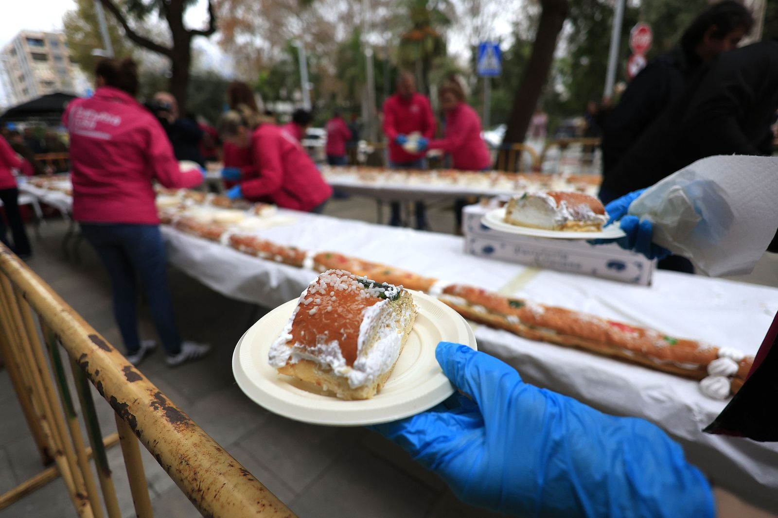Las fotos del roscón de Reyes solidario en Algeciras