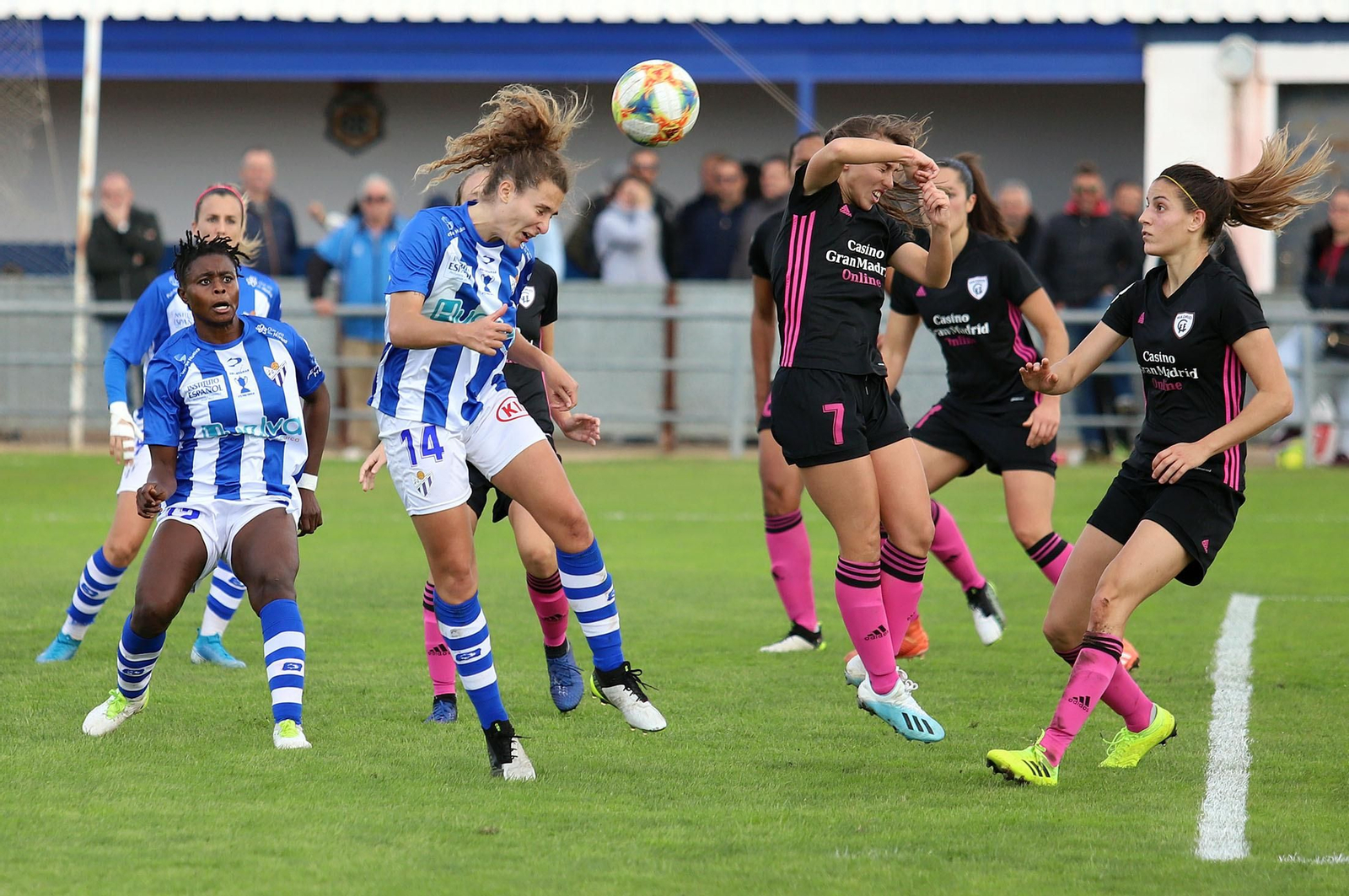 Marta Peiró remata de cabeza y las defensas del Madrid tratan de blocar el balón