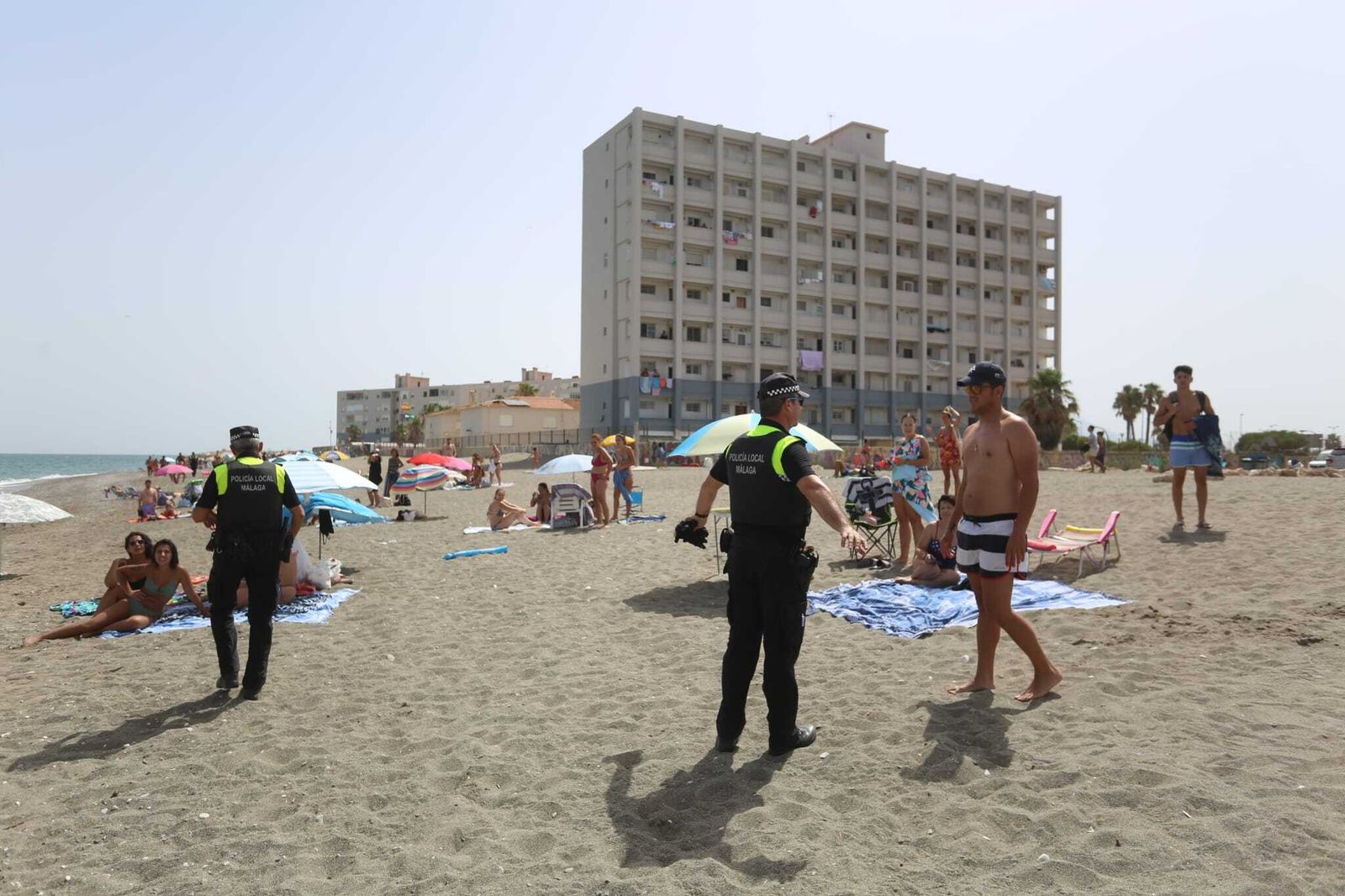 Las fotos de la Policía desalojando a los bañistas de la playa de Sacaba