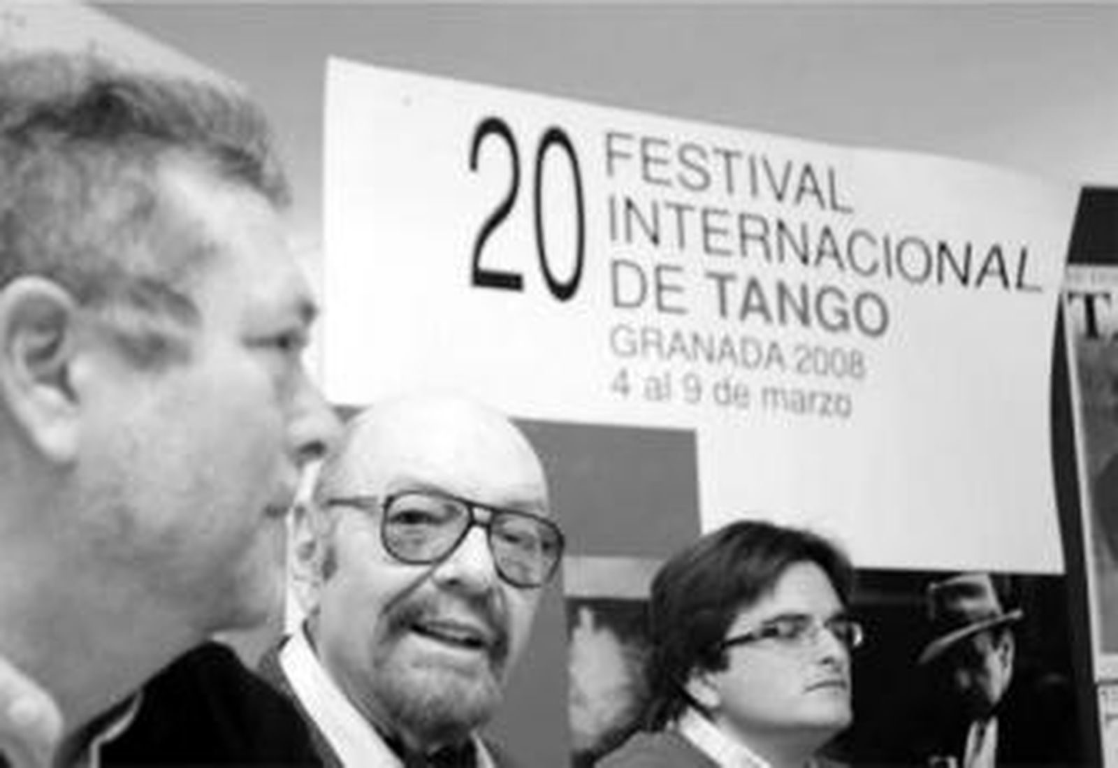 Moratalla (i) junto a Horacio Ferrer en la presentación del concierto.