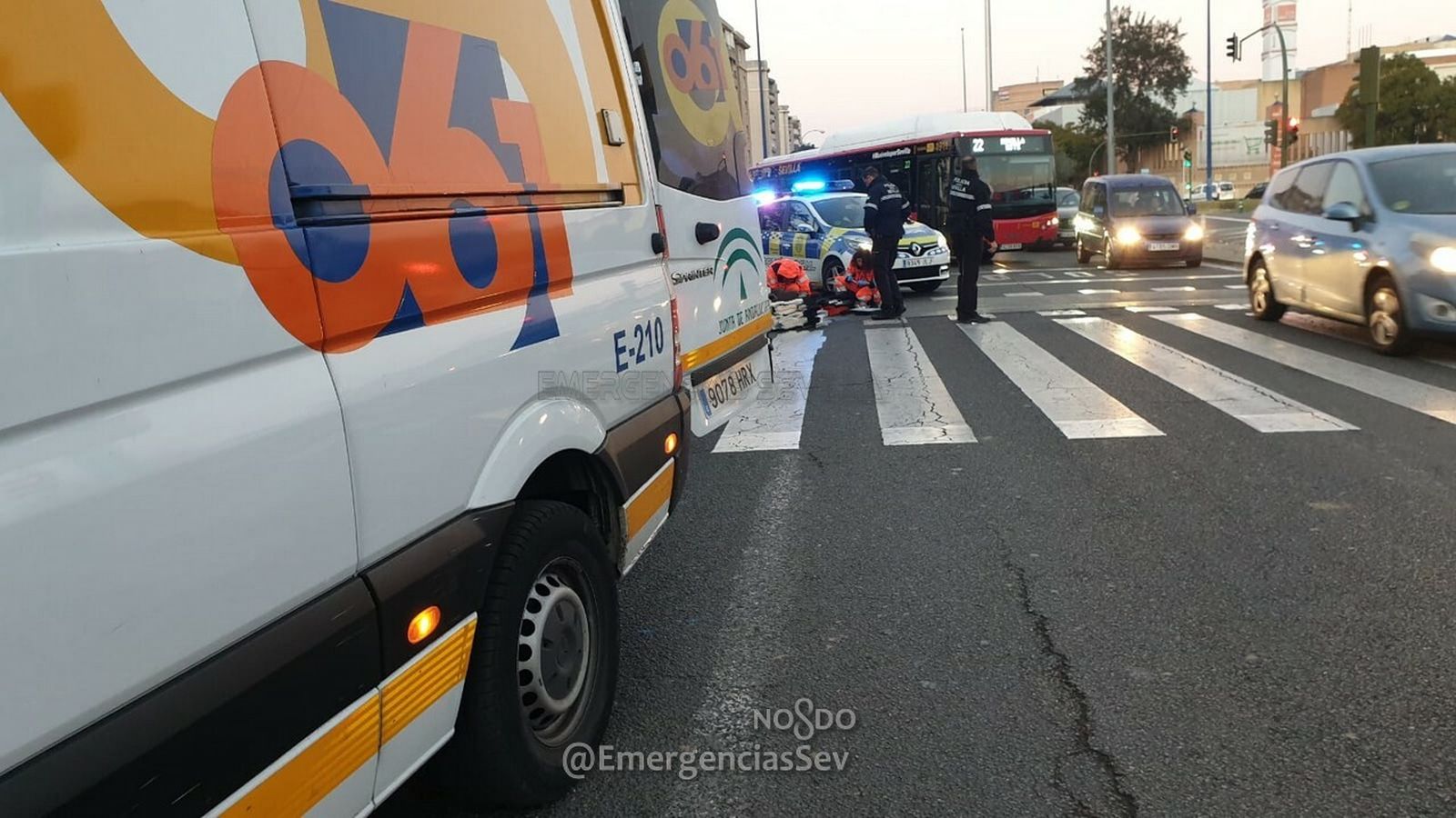 Momento en el que los servicios de emergencias asisten al joven atropellado.
