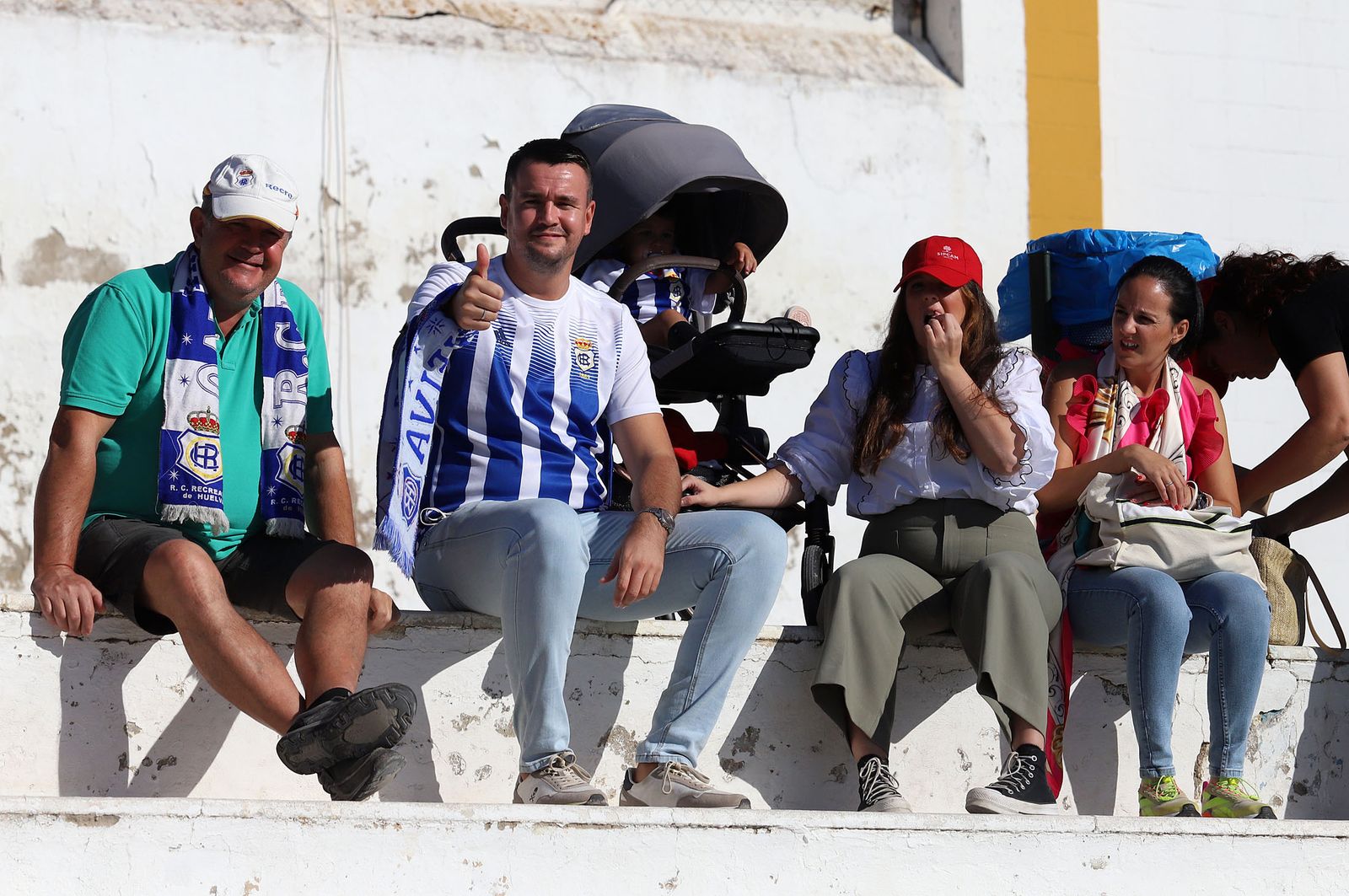 Imágenes de la afición más fiel del Recre en su visita al campo del Antoniano