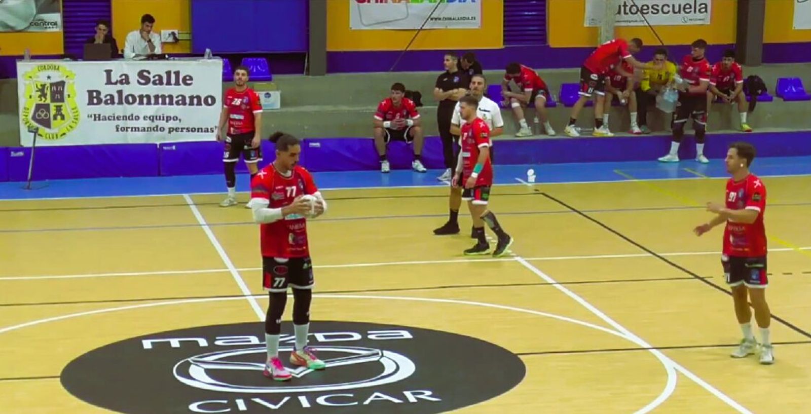 Un jugador del conjunto canterano-sureño preparado para sacar de centro durante un encuentro disputado a domicilio.