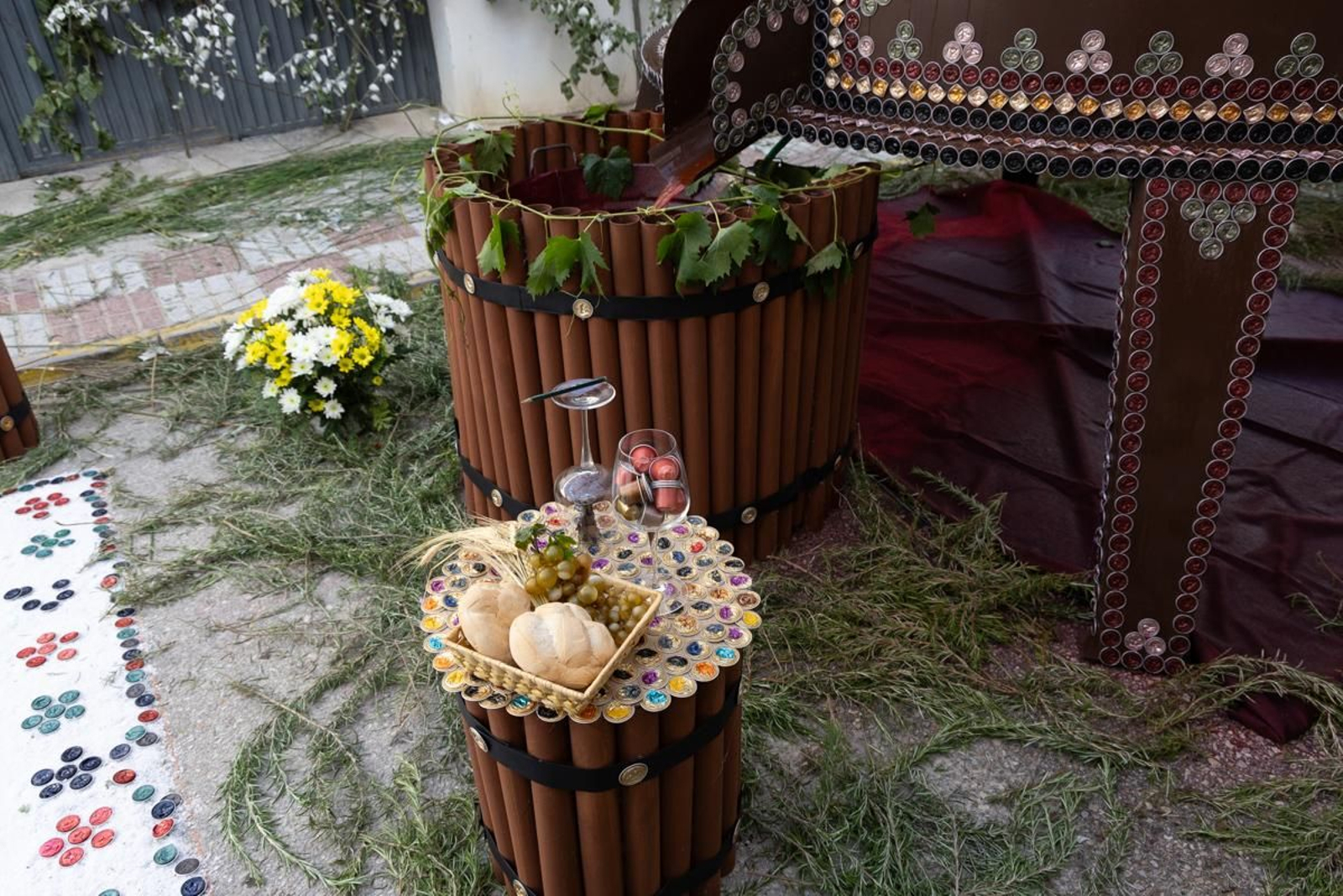 Los vecinos de Villardompardo exponen las obras de su Corpus un año más, en imágenes