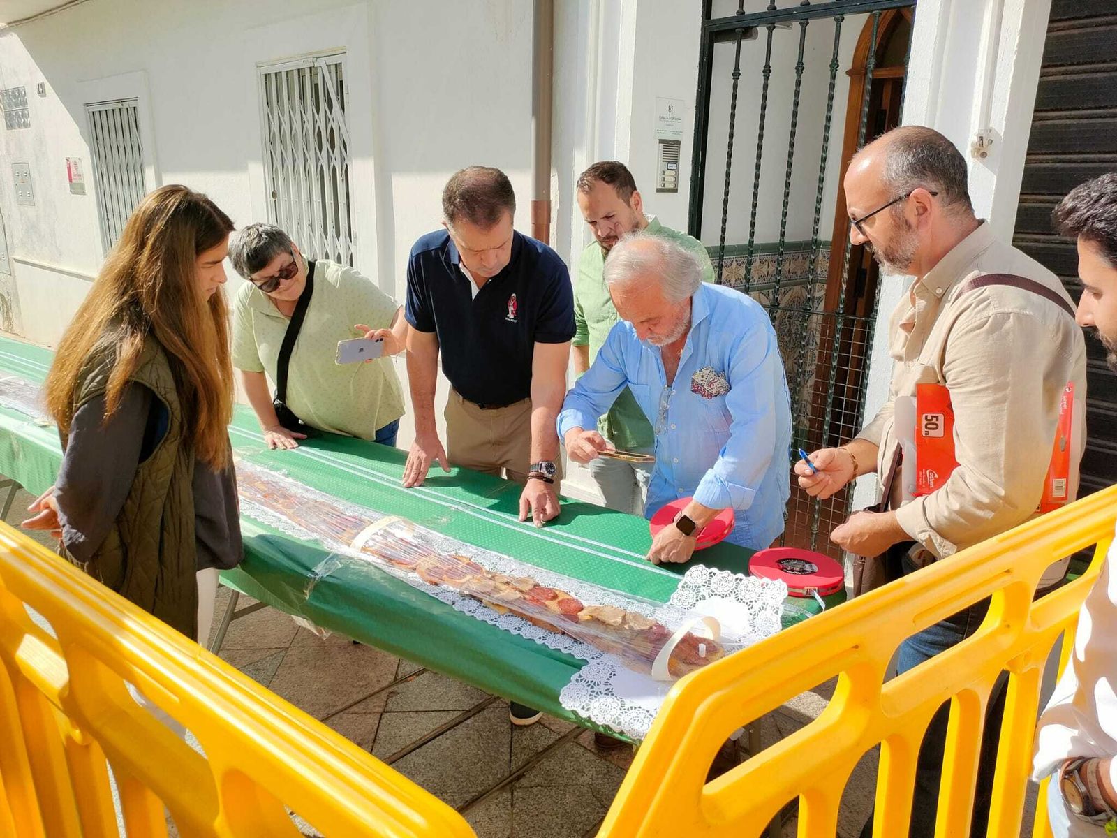 Fotos de la tosta ibérica de más de 150 metros preparada en Los Barrios