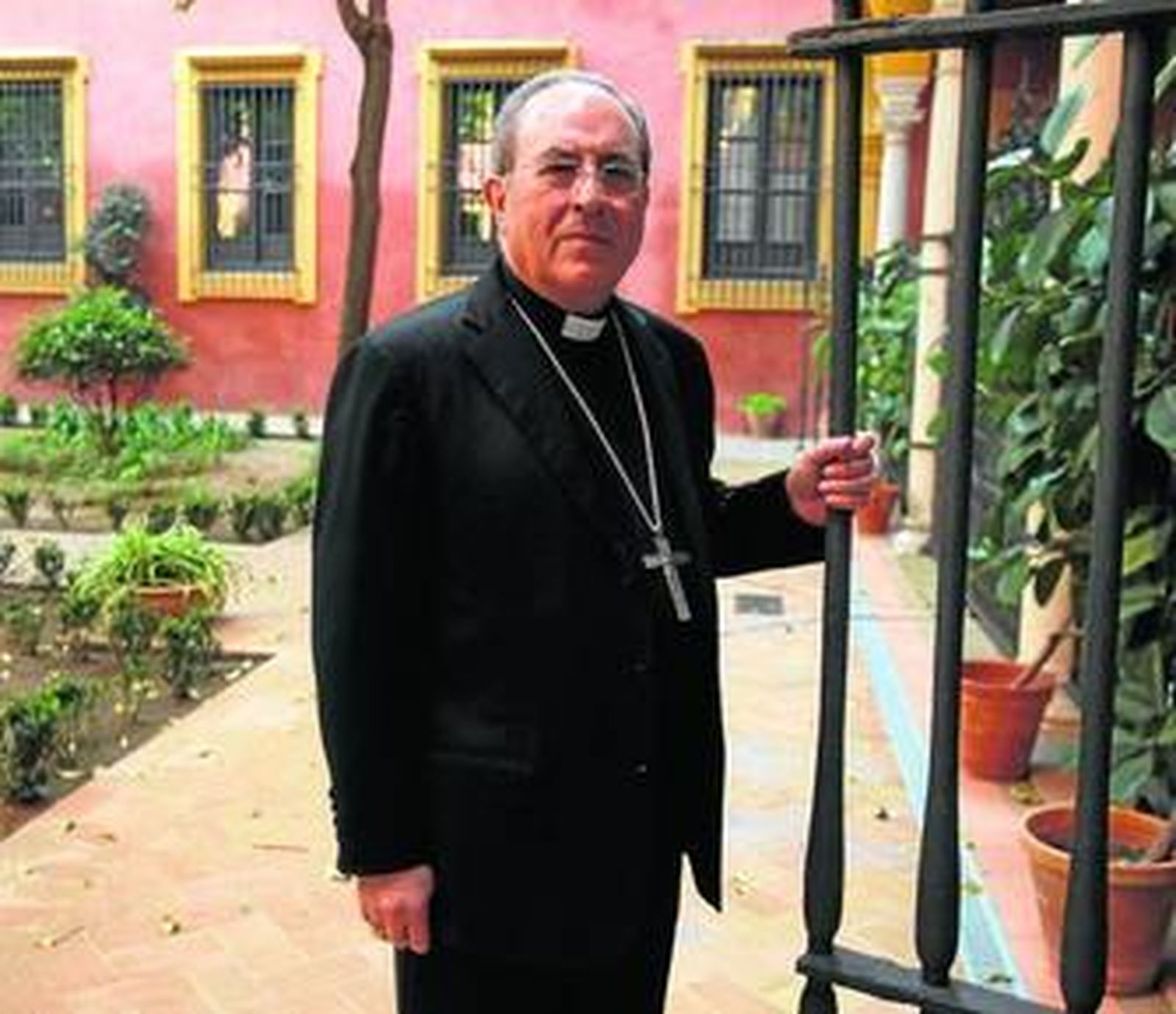 Monseñor Asenjo en uno de los patios del Palacio Arzobispal.