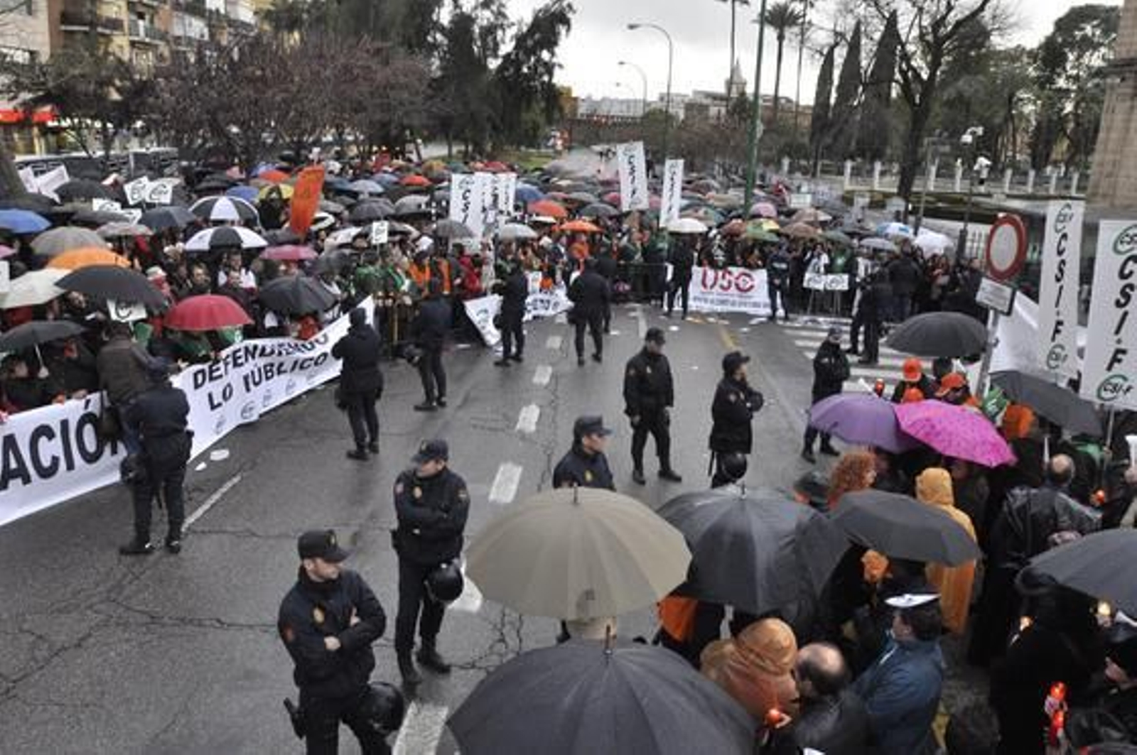 Funcionarios, miembros de los sindicatos CSIF, Safja y Ustea, protestan a las puertas del Parlamento contra la reforma del sector público.

Foto: Manuel Gómez