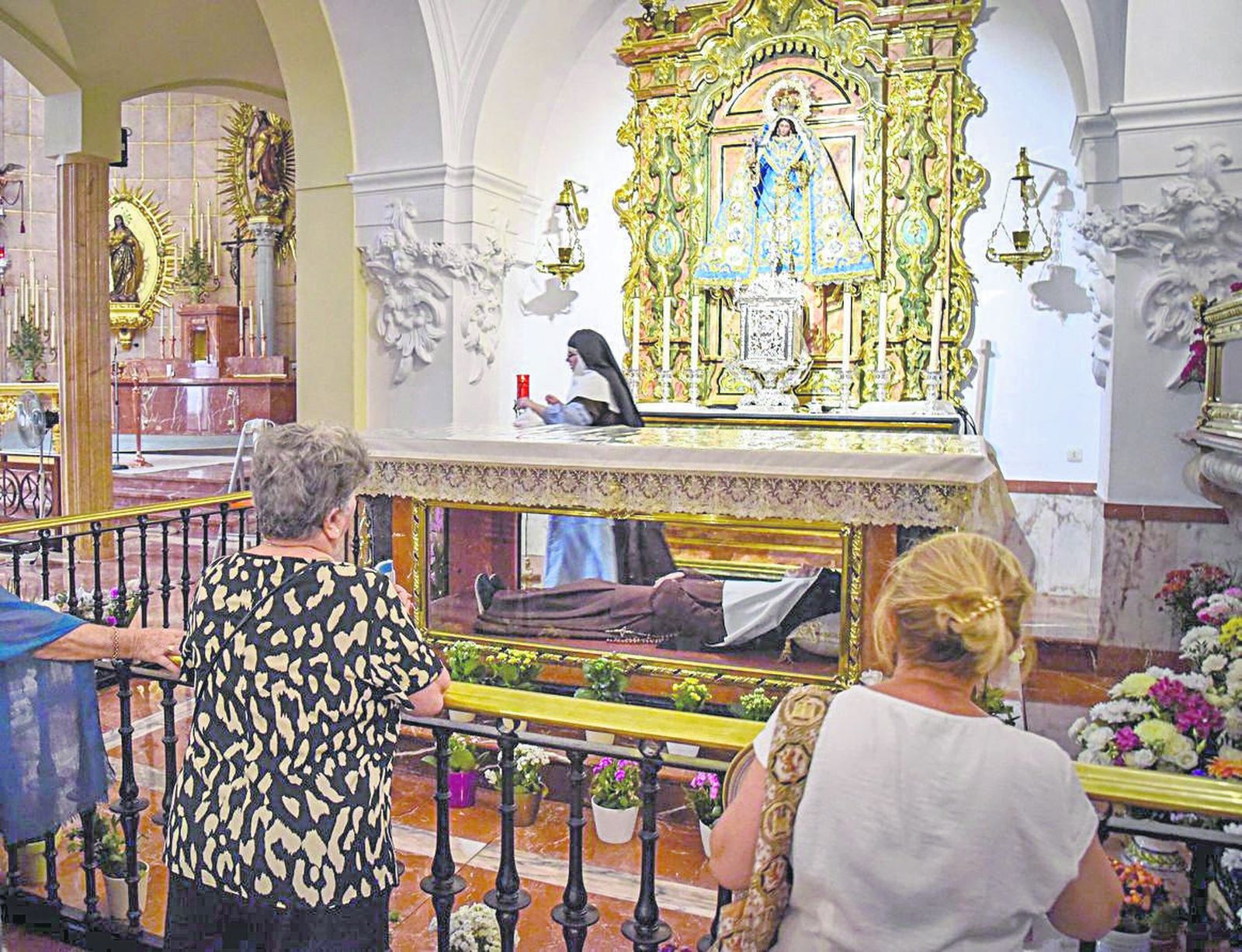 El goteo de devotos era ayer incesante en la capilla donde están los restos de Santa Ángela.