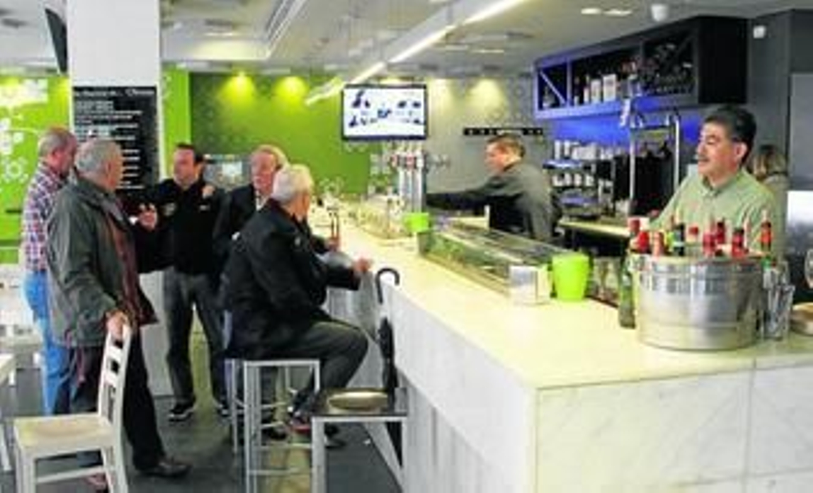 La barra comparte protagonismo al 50% con el restaurante en los más de 300 metros cuadrados del gastrobar Oleum.