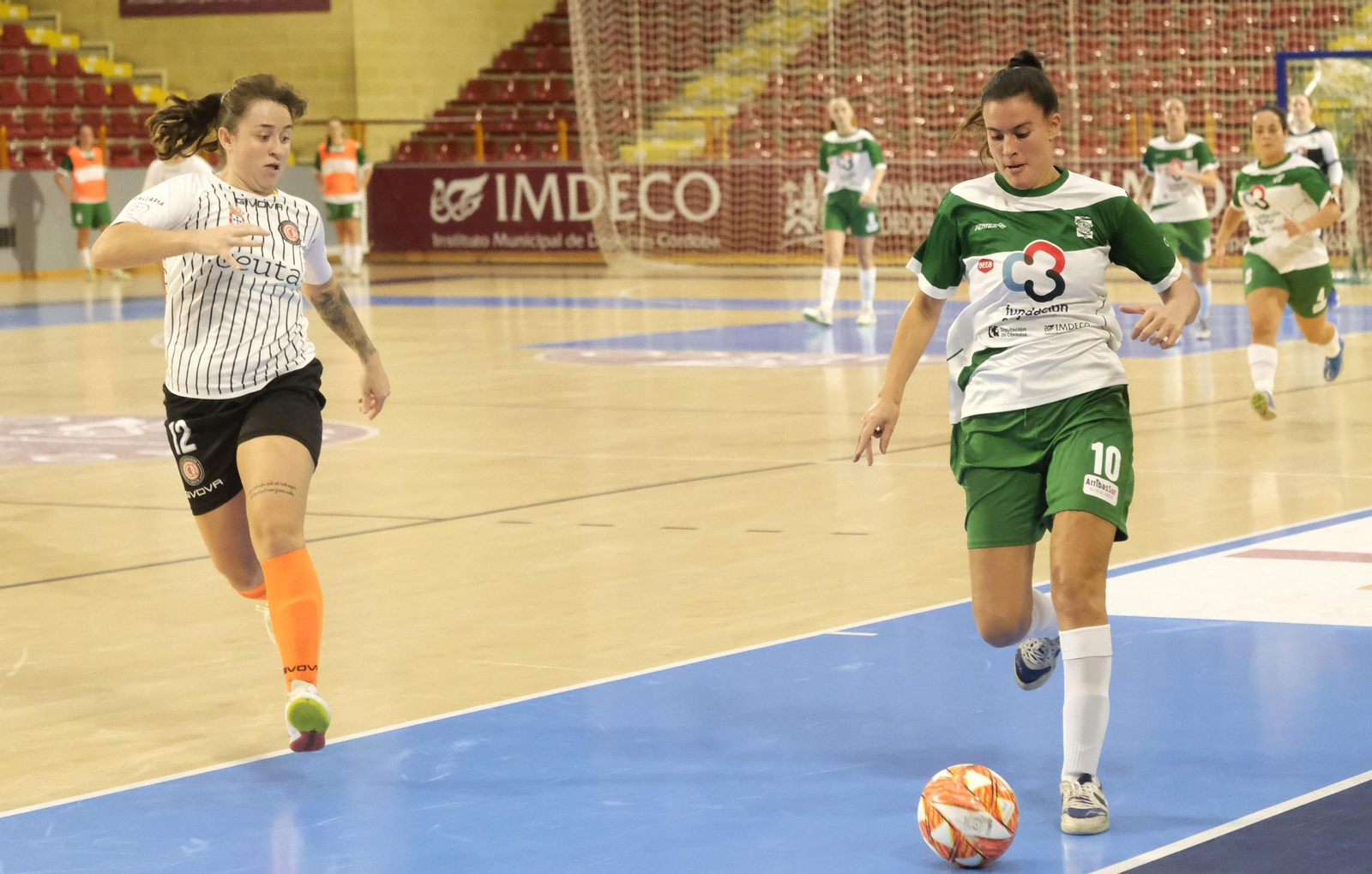 Celi Calderón es presionada por Susana Montalbán.