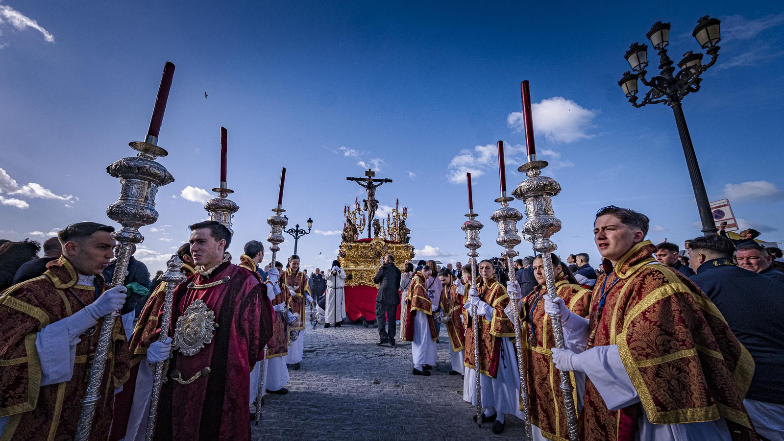 Las imágenes del traslado de La Palma a su templo después de refugiarse en Catedral por la lluvia