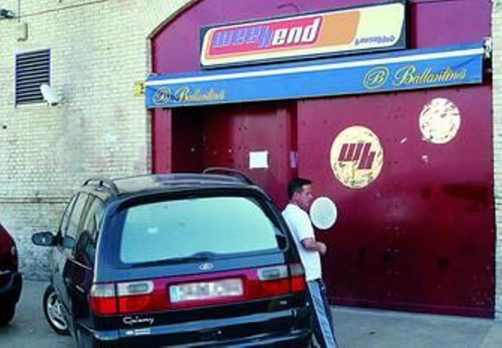 Un joven, delante de la antigua discoteca Weekend, que ahora ha cambiado de dueños y de nombre.