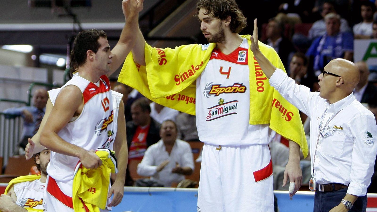 Carlos Cabezas se saluda con Pau Gasol en el Europeo 2007. Carlos Cabezas se saluda con Pau Gasol en el Europeo 2007.