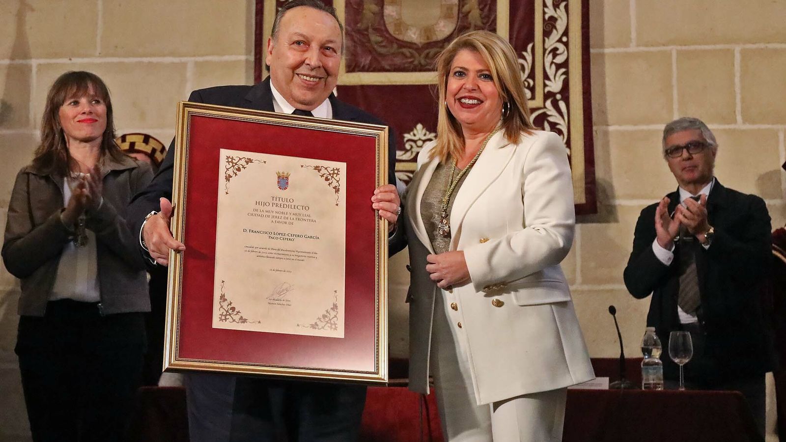 Paco Cepero recibiendo el título de Hijo Predilecto de Jerez.